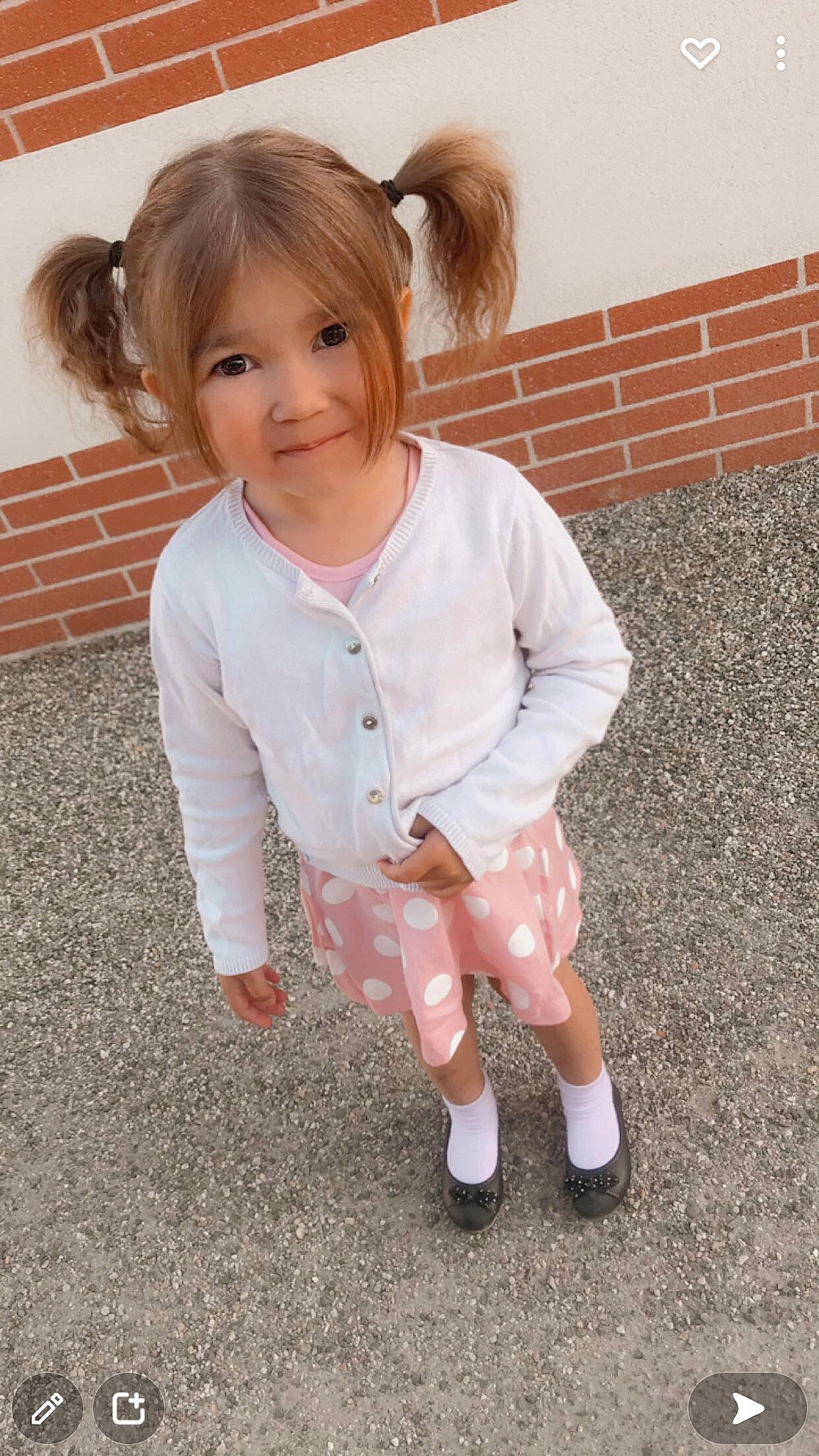 Nina participe au concours pour gagner de l'argent avec cette photo : arm, baby_toddler_clothing, bangs, blond, dress_shirt, floor, flooring, fun, gesture, hair, hand, happy, human_body, human_leg, joy, knee, pattern, person, sleeve, sock