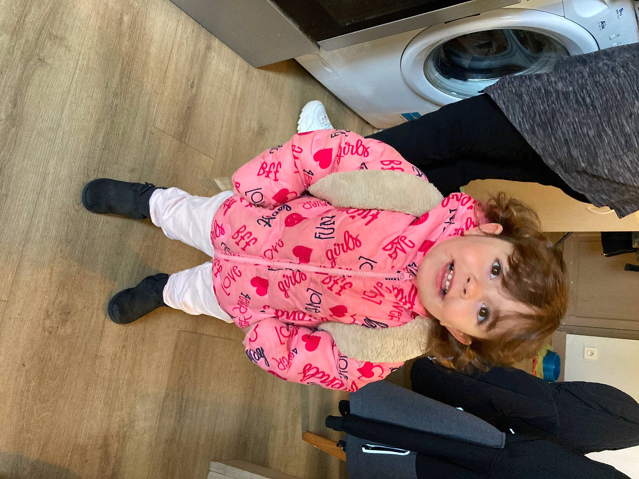 Maelia participe au concours pour gagner de l'argent avec cette photo : baby_toddler_clothing, beauty, child, clothes_dryer, comfort, flooring, fun, happy, hardwood, home_appliance, human_leg, joy, pattern, person, pink, room, sleeve, toddler, travel, washing_machine
