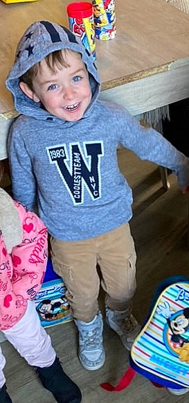 Thimeo participe au concours pour gagner de l'argent avec cette photo : baby_toddler_clothing, cap, child, clothing, cool, denim, electric_blue, fashion_accessory, flash_photography, fun, happy, head, joy, outerwear, pattern, people, person, sleeve, smile, t_shirt