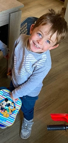 Thibault a rejoint le concours — aidez-le/la à gagner de superbes lots ! baby_toddler_clothing, cheek, child, flooring, fun, hair, happy, hardwood, joy, nose, person, play, sitting, sleeve, smile, t_shirt, toddler, varnish, wood, wood_flooring