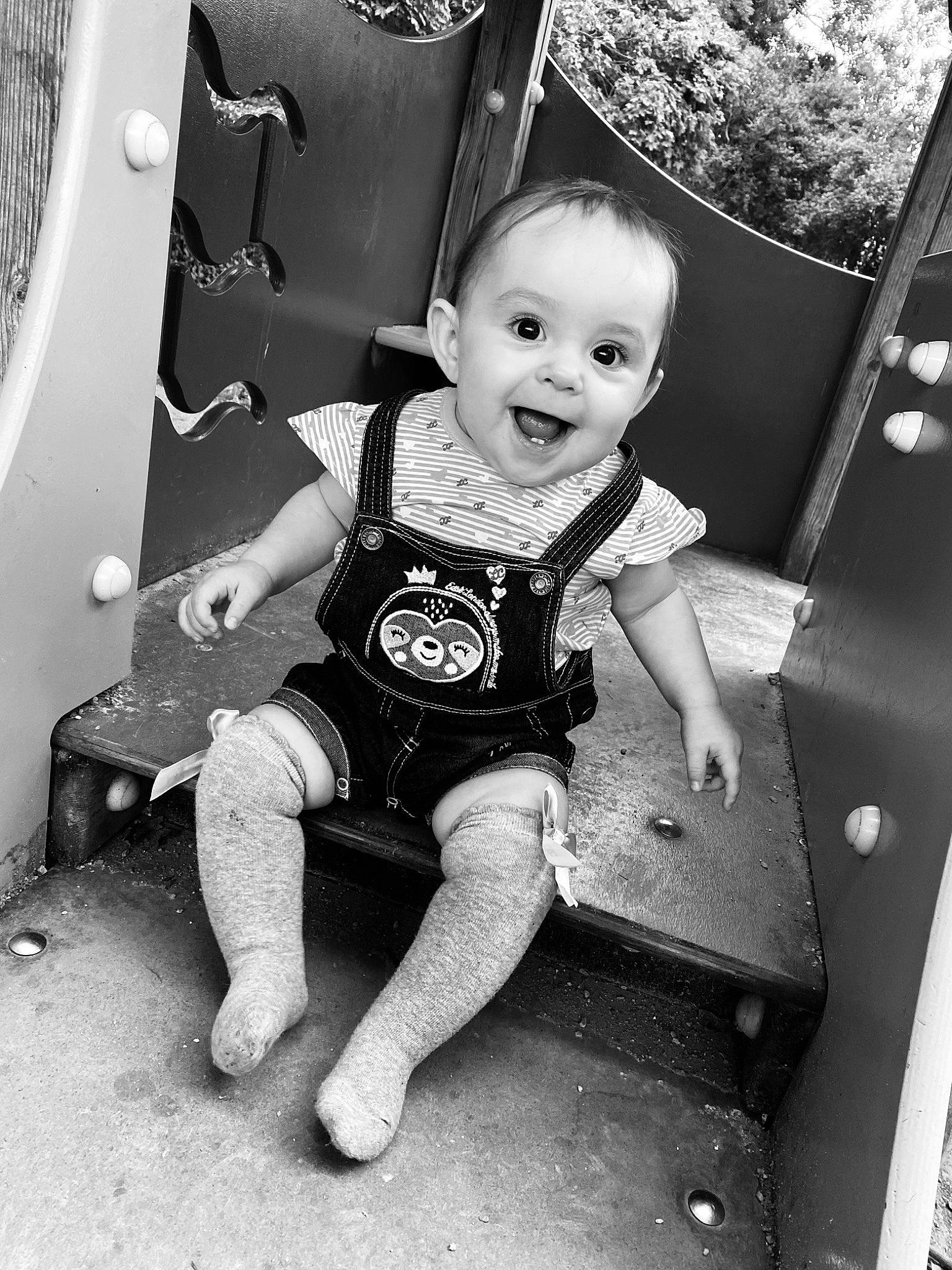 Thia participe au concours pour gagner de l'argent avec cette photo : baby, baby_toddler_clothing, black, black_and_white, child, flash_photography, fun, happy, human_leg, leg, monochrome, monochrome_photography, person, sandal, sitting, smile, standing, stock_photography, style, toddler