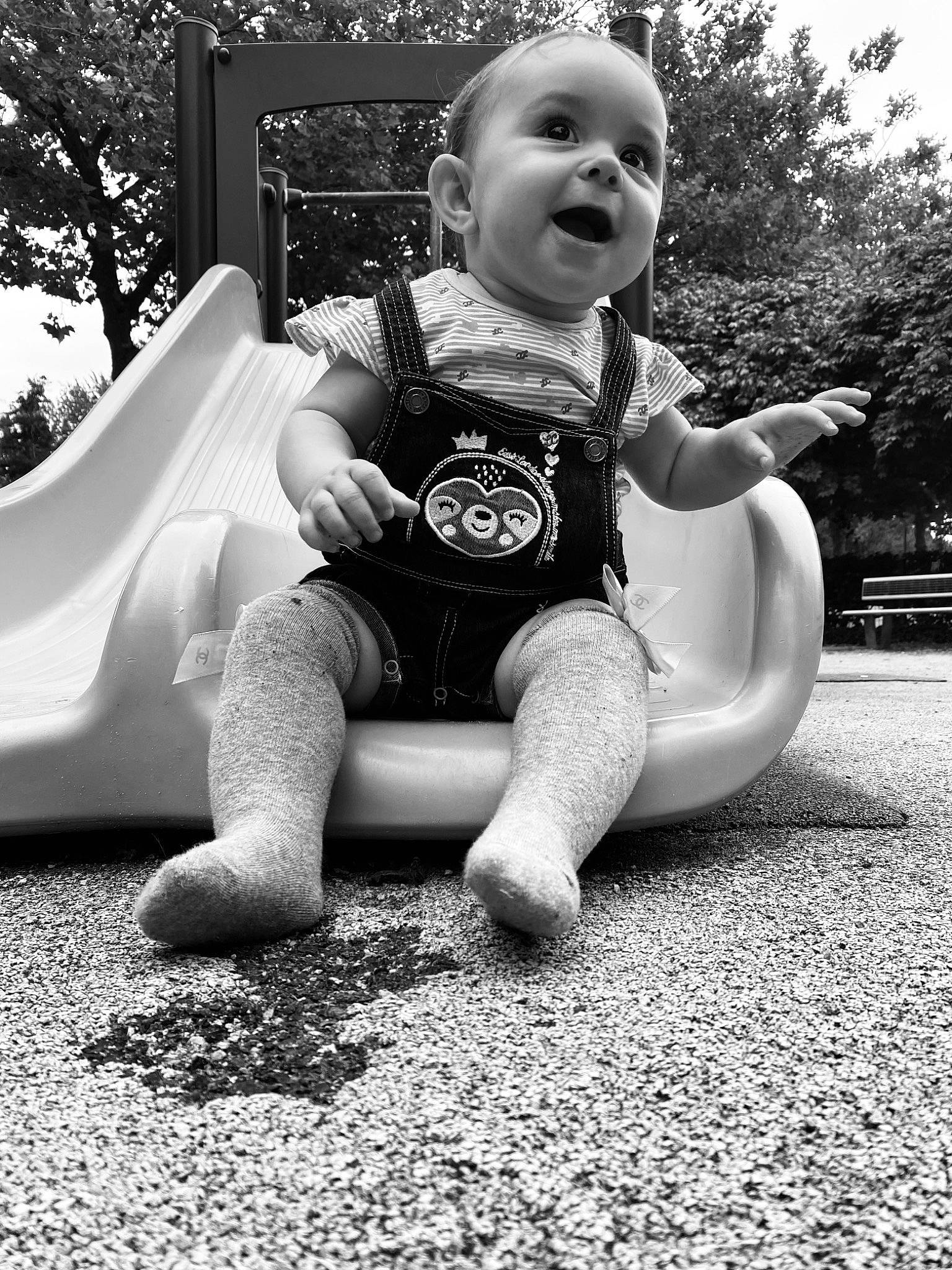 Thia a rejoint le concours — aidez-le/la à gagner de superbes lots ! arm, baby, black, black_and_white, child, flash_photography, fun, grass, hairstyle, happy, human_body, leg, monochrome_photography, people_in_nature, person, plant, public_space, smile, style, toddler