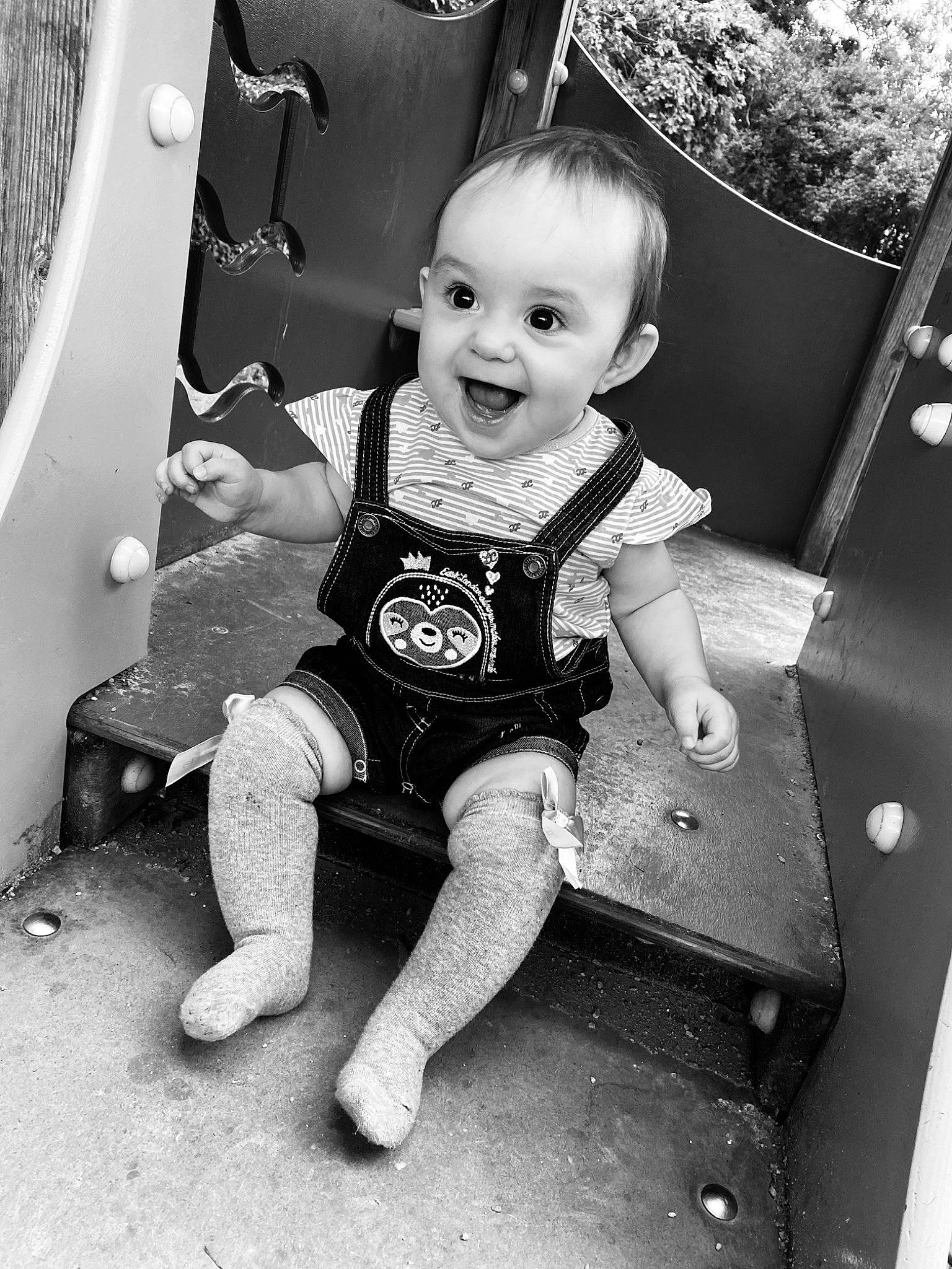 Thia a rejoint le concours — aidez-le/la à gagner de superbes lots ! baby, baby_toddler_clothing, black, black_and_white, child, flash_photography, fun, happy, human_leg, joy, monochrome, monochrome_photography, person, sandal, sitting, smile, snapshot, standing, stock_photography, style