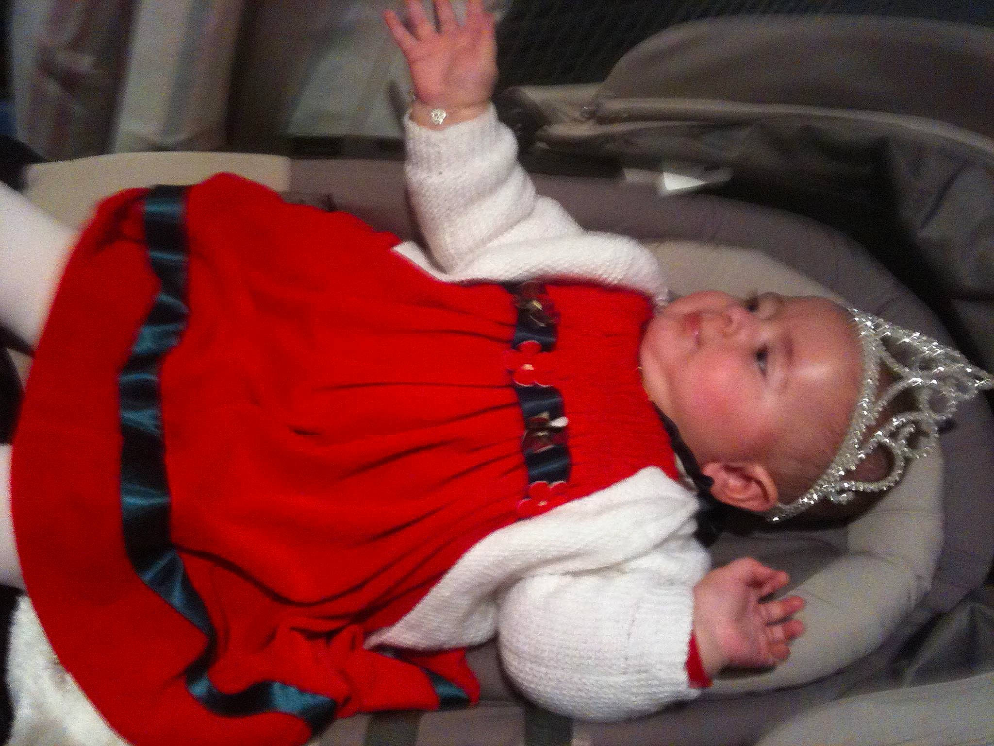 Mila participe au concours pour gagner de l'argent avec cette photo : baby, baby_products, baby_safety, baby_toddler_clothing, carmine, child, comfort, elbow, event, knee, lap, person, sitting, sleeve, sock, thigh, thumb, toddler