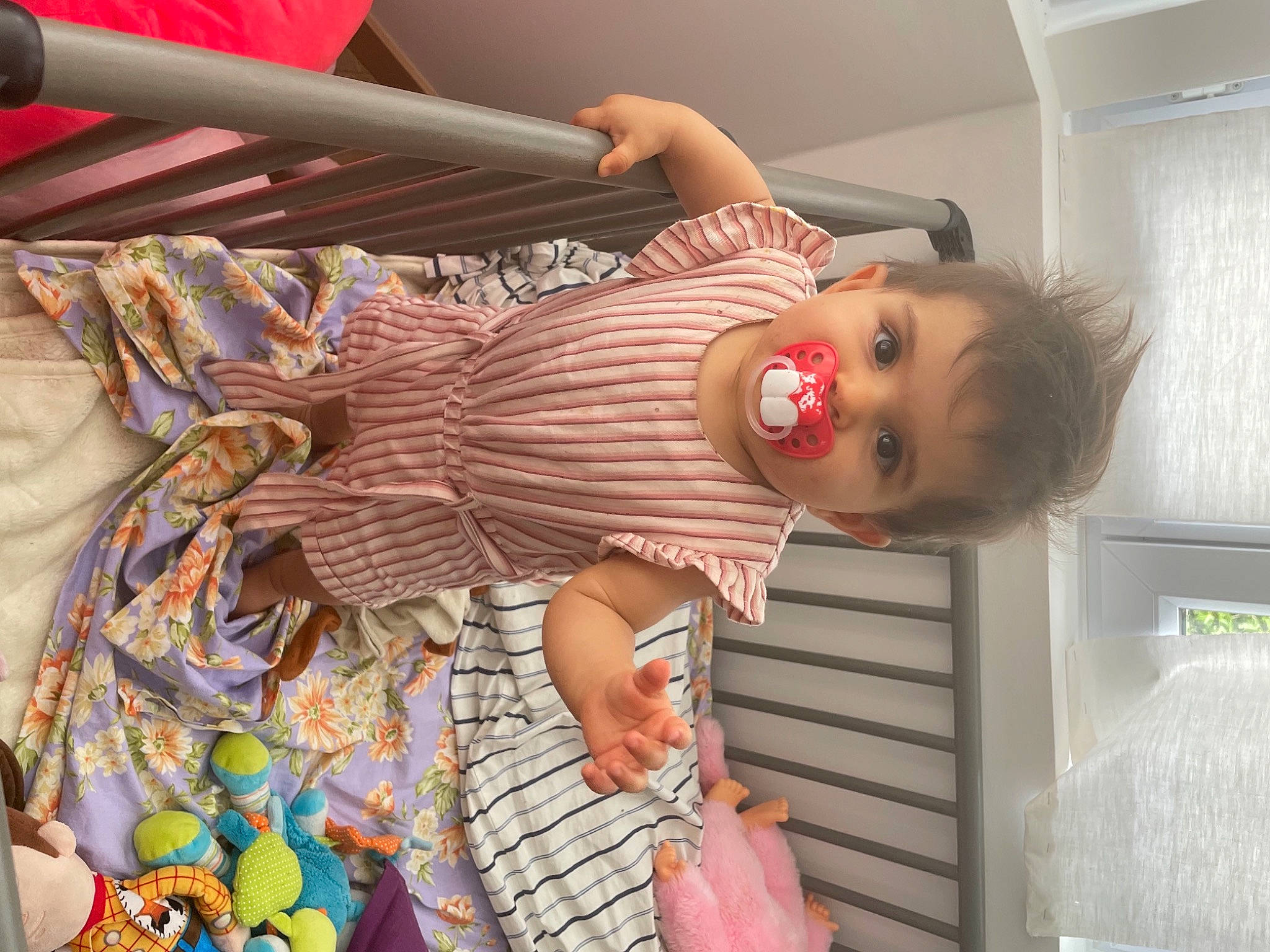 Mey-lee a rejoint le concours — aidez-le/la à gagner de superbes lots ! baby, baby_products, baby_toddler_clothing, child, flesh, flooring, fun, happy, linens, pattern, person, refrigerator, room, smile, textile, toddler, toy, vacation, wood