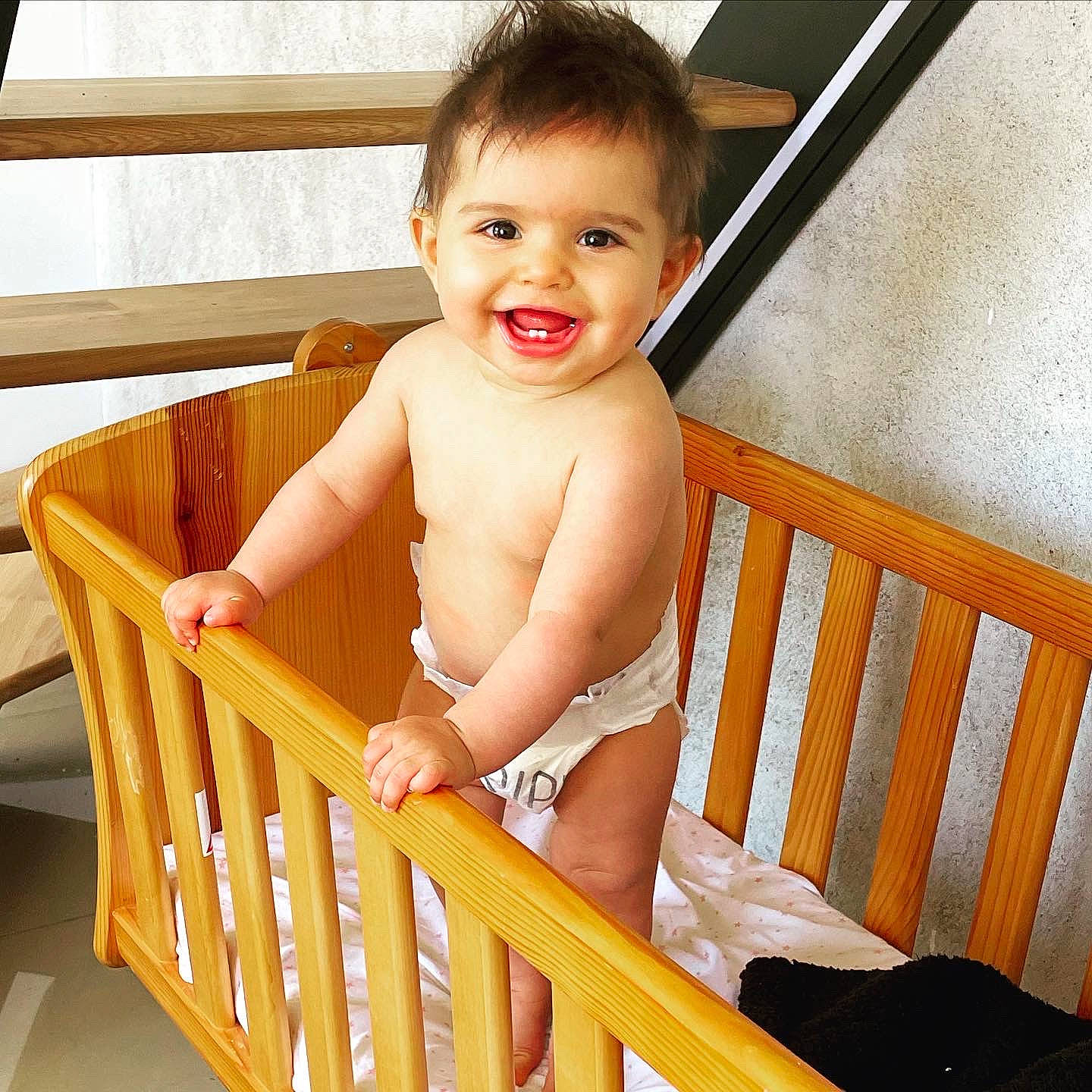 Mey-lee a rejoint le concours — aidez-le/la à gagner de superbes lots ! baby, baby_products, baby_safety, baby_toddler_clothing, cheek, chest, child, comfort, finger, happy, head, iris, joy, person, product, sitting, skin, sleeve, smile, thumb