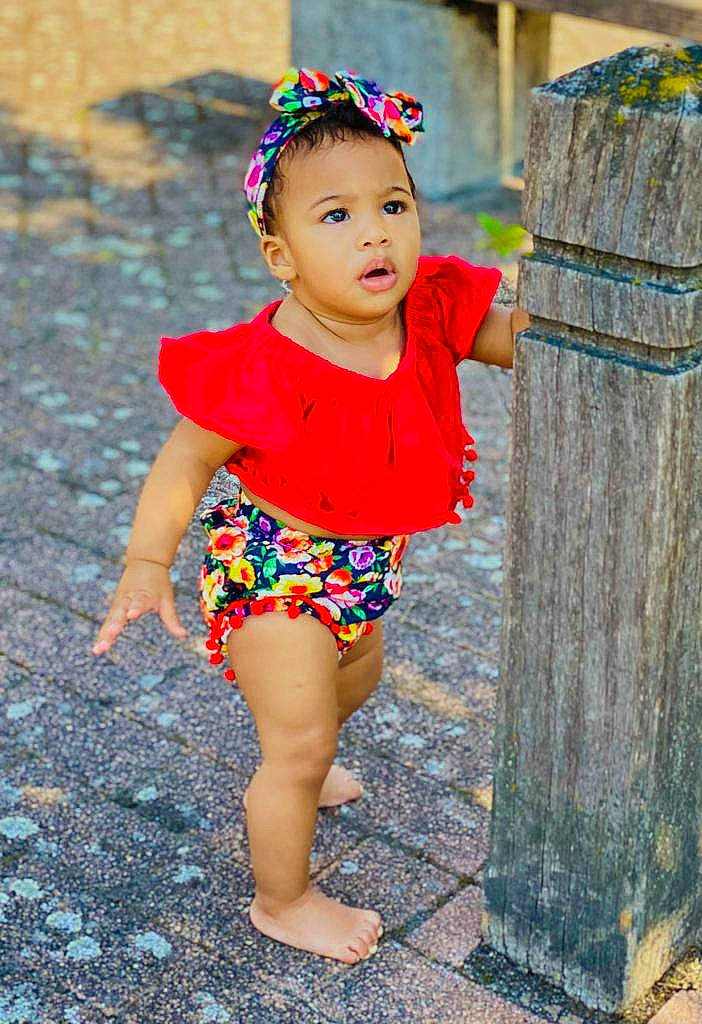Nadia participe au concours pour gagner de l'argent avec cette photo : baby_toddler_clothing, child, child_model, clothing, fun, headband, leisure, pattern, person, play, smile, surprise, toddler, vacation, yellow