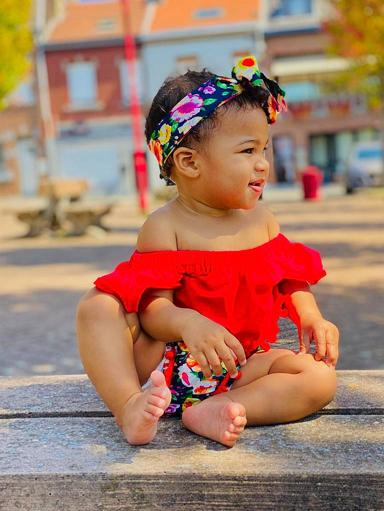 Nadia participe au concours pour gagner de l'argent avec cette photo : baby, child, child_model, fashion_accessory, fun, hair_accessory, headband, headgear, headpiece, pattern, person, photograph, photography, pink, play, sitting, snapshot, toddler, yellow