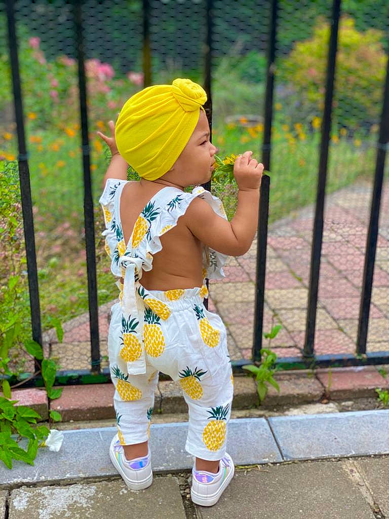 Nadia a rejoint le concours — aidez-le/la à gagner de superbes lots ! child, clothing, cosplay, costume, flower, headgear, headwear, leggings, person, plant, recreation, trousers, yellow