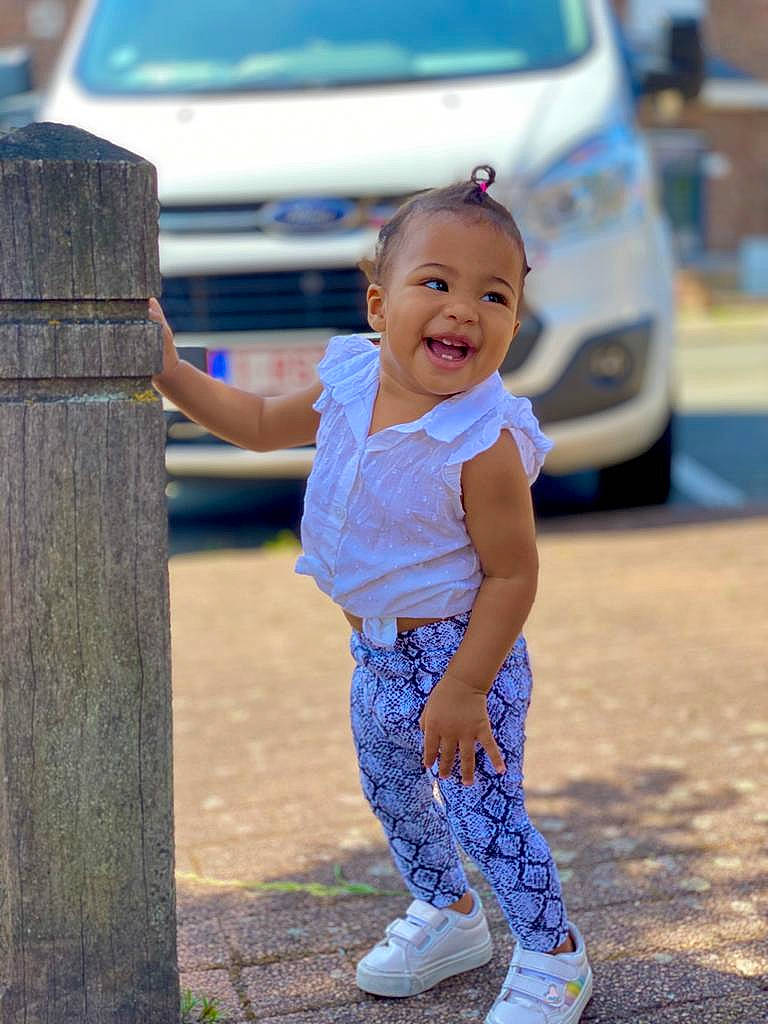 Nadia a rejoint le concours — aidez-le/la à gagner de superbes lots ! beauty, blue, car, child, denim, family_car, happy, jeans, joy, leisure, luxury_vehicle, people, person, photography, plant, smile, standing, toddler, vacation, vehicle