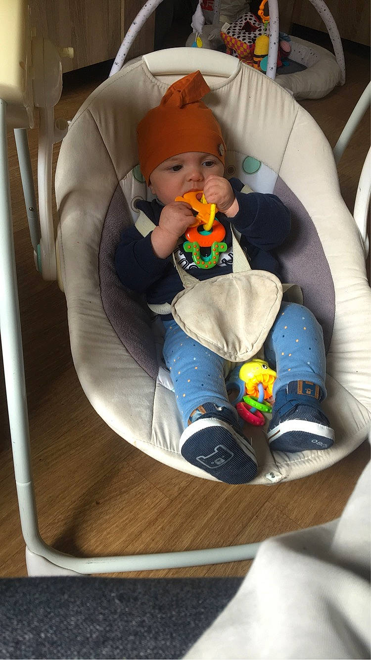 Maël a rejoint le concours — aidez-le/la à gagner de superbes lots ! baby, baby_carriage, baby_in_car_seat, baby_products, baby_safety, baby_toddler_clothing, baby_toys, car_seat, chair, child, comfort, event, fun, headwear, lap, leisure, person, play, room, sitting