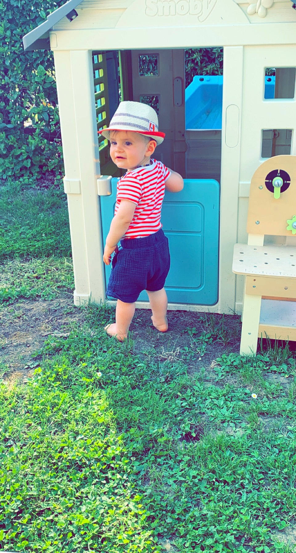 Oskar participe au concours pour gagner de l'argent avec cette photo : baby_toddler_clothing, cap, door, electric_blue, grass, green, happy, hat, headwear, lawn, leisure, magenta, people_in_nature, person, pink, plant, shorts, sun_hat, t_shirt, toddler