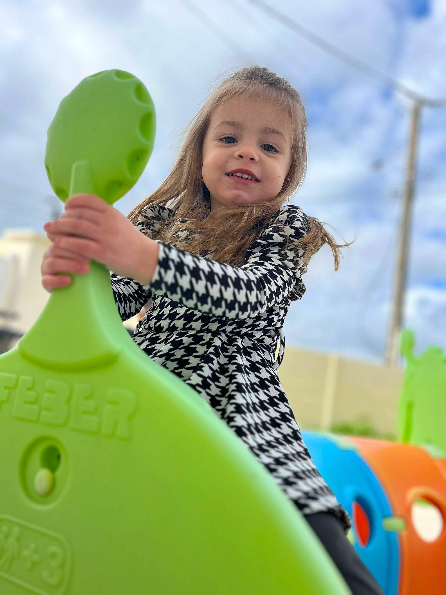 Alessa a rejoint le concours — aidez-le/la à gagner de superbes lots ! balloon, beauty, child, city, cloud, dress, facial_expression, fun, grass, green, happy, joy, leisure, pattern, people_in_nature, person, playground, recreation, sky, smile