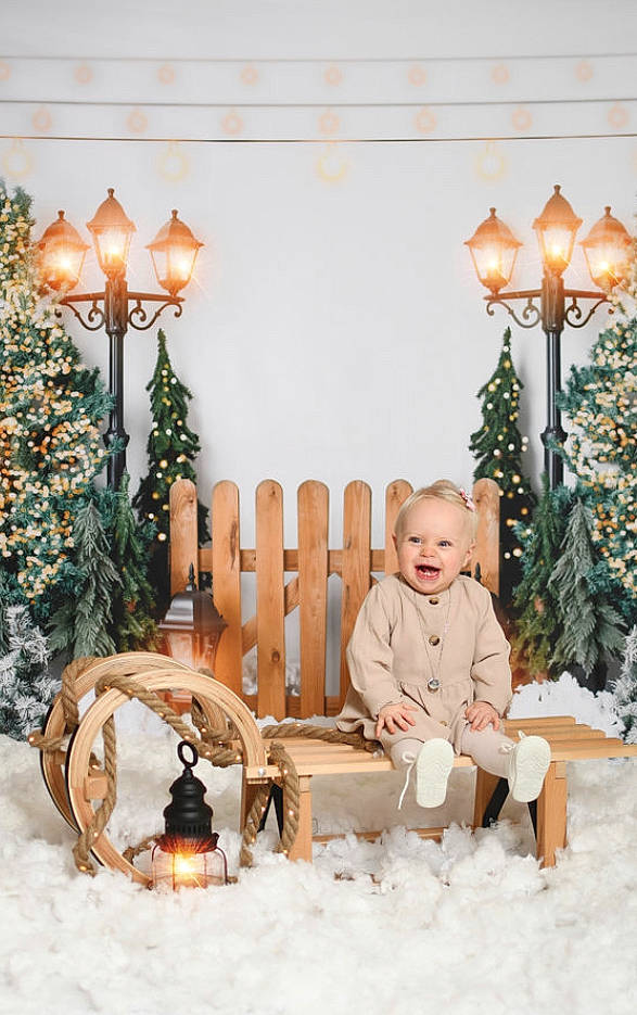 Rose a rejoint le concours — aidez-le/la à gagner de superbes lots ! baby_toddler_clothing, chair, christmas_decoration, christmas_eve, christmas_ornament, comfort, event, holiday, joy, lamp, lighting, living_room, ornament, person, plant, smile, snow, toddler, tree, window