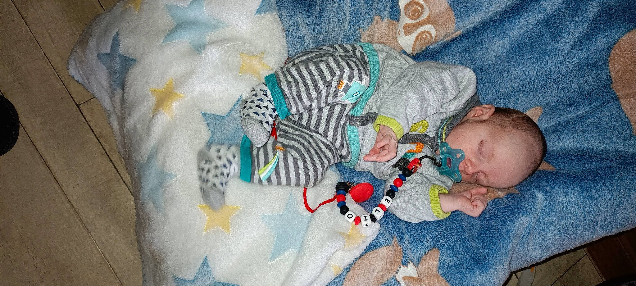 Elio a rejoint le concours — aidez-le/la à gagner de superbes lots ! art, baby, baby_products, baby_sleeping, baby_toddler_clothing, bedtime, child, comfort, face, head, lap, linens, nap, pattern, person, room, sleeve, textile, toddler, tree