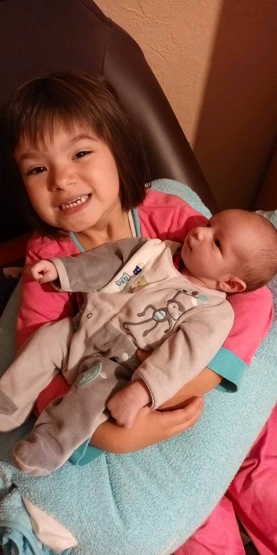 Elio participe au concours pour gagner de l'argent avec cette photo : baby, baby_products, baby_toddler_clothing, cheek, child, comfort, facial_expression, finger, fun, gesture, happy, joy, linens, mouth, nose, person, room, sitting, skin, sleeve