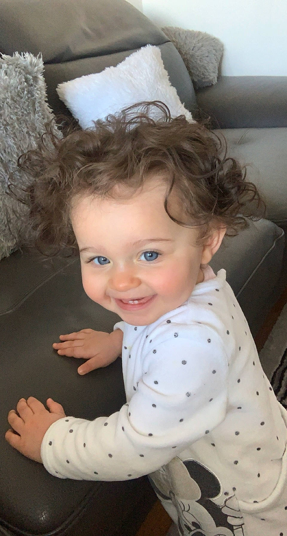 Emna a rejoint le concours — aidez-le/la à gagner de superbes lots ! arm, baby_toddler_clothing, black, cheek, chin, eye, face, flash_photography, gesture, hairstyle, happy, head, joy, lip, mammal, nose, person, skin, sleeve, smile