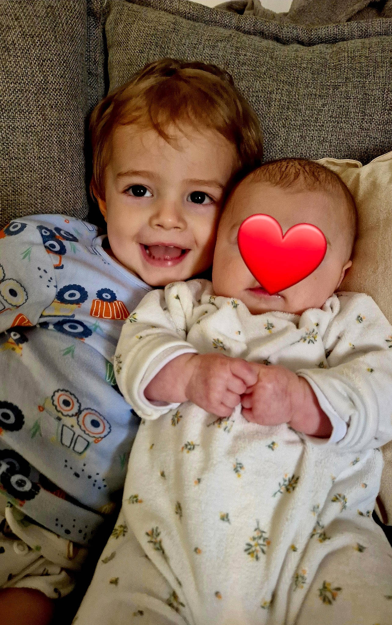 Maël participe au concours pour gagner de l'argent avec cette photo : baby, baby_sleeping, baby_toddler_clothing, beauty, cheek, child, comfort, gesture, happy, head, joy, linens, organ, pattern, person, pink, product, skin, sleeve, smile