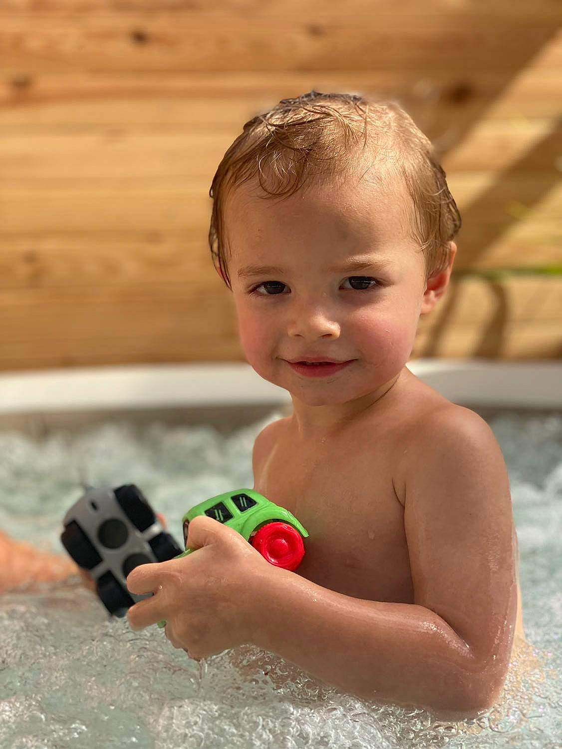 Maël participe au concours pour gagner de l'argent avec cette photo : baby, baby_playing_with_toys, baby_products, bathing, carmine, chest, child, fun, happy, human_body, joy, leisure, nail, person, play, recreation, skin, smile, swimming_pool, toddler
