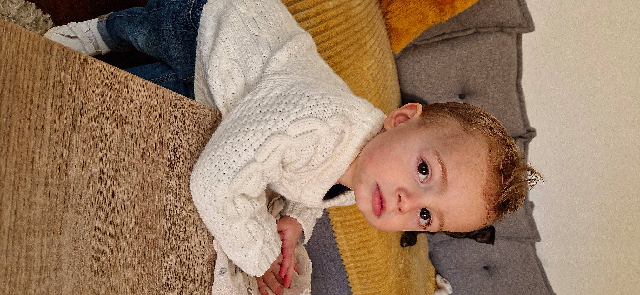 Maël participe au concours pour gagner de l'argent avec cette photo : baby, baby_toddler_clothing, chair, cheek, child, comfort, flooring, happy, hardwood, outerwear, pattern, person, room, sitting, skin, sleeve, toddler, tree, wood, wool