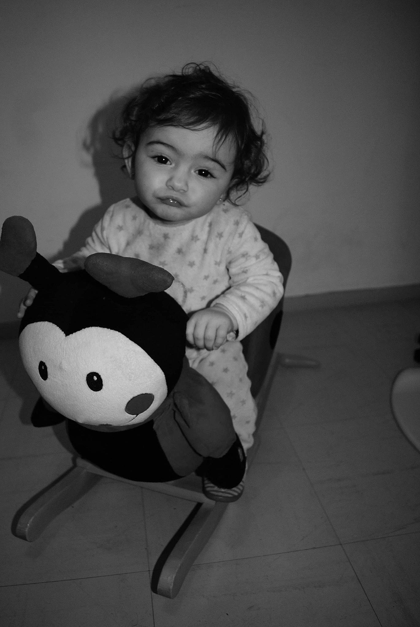 Khalissa a rejoint le concours — aidez-le/la à gagner de superbes lots ! arm, baby, baby_toddler_clothing, black, black_and_white, clothing, comfort, eye, facial_expression, flash_photography, hair, hand, happy, human_body, leg, monochrome, monochrome_photography, person, style, toddler