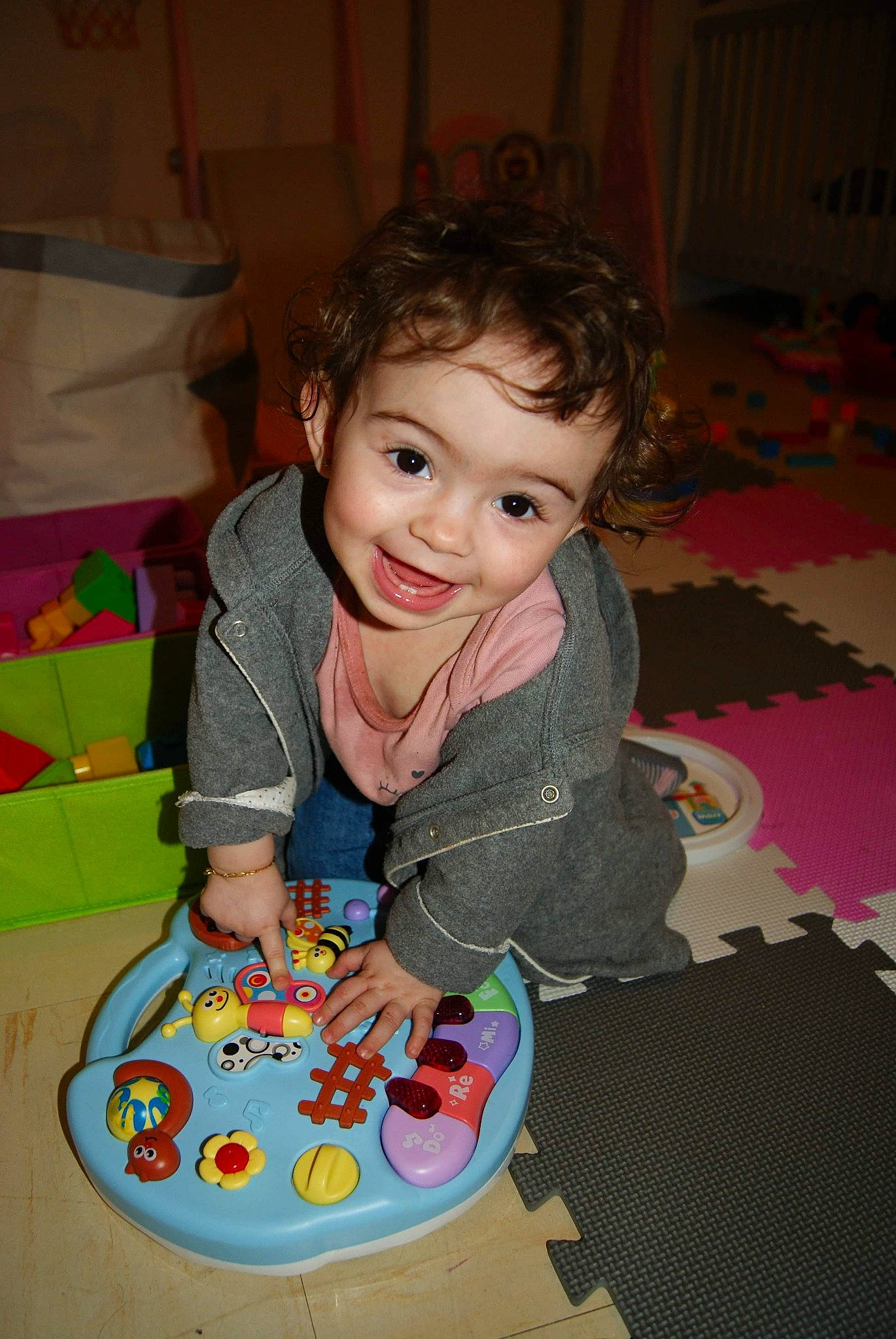 Khalissa a rejoint le concours — aidez-le/la à gagner de superbes lots ! baby, baby_products, baby_toys, chair, cheek, child, comfort_food, flooring, fun, happy, icing, iris, joy, party, person, play, room, sitting, smile, sweetness