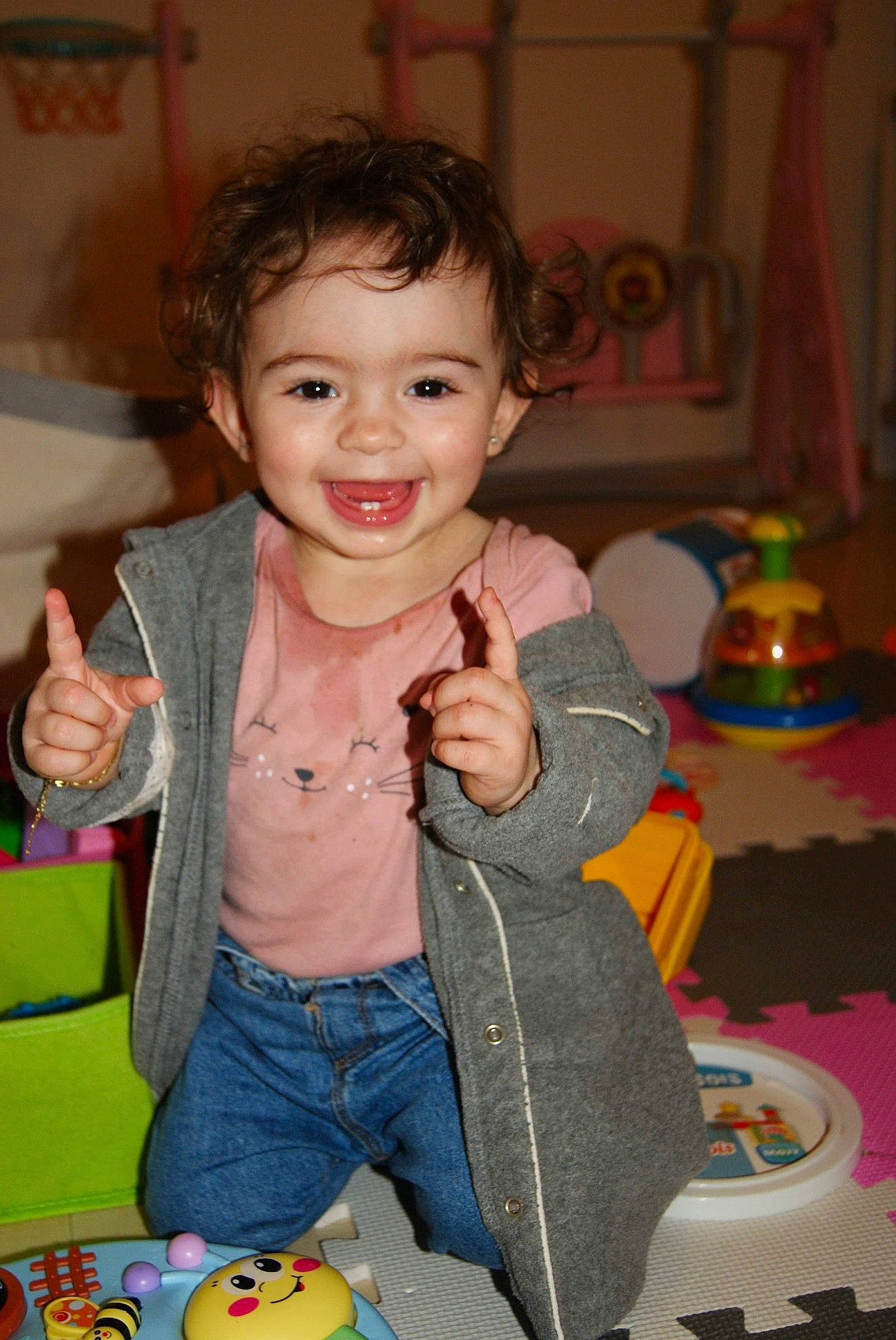 Khalissa a rejoint le concours — aidez-le/la à gagner de superbes lots ! baby, baby_toddler_clothing, cheek, child, event, finger, fun, happy, iris, joy, nose, party, person, sharing, sitting, skin, smile, standing, sweetness, toddler