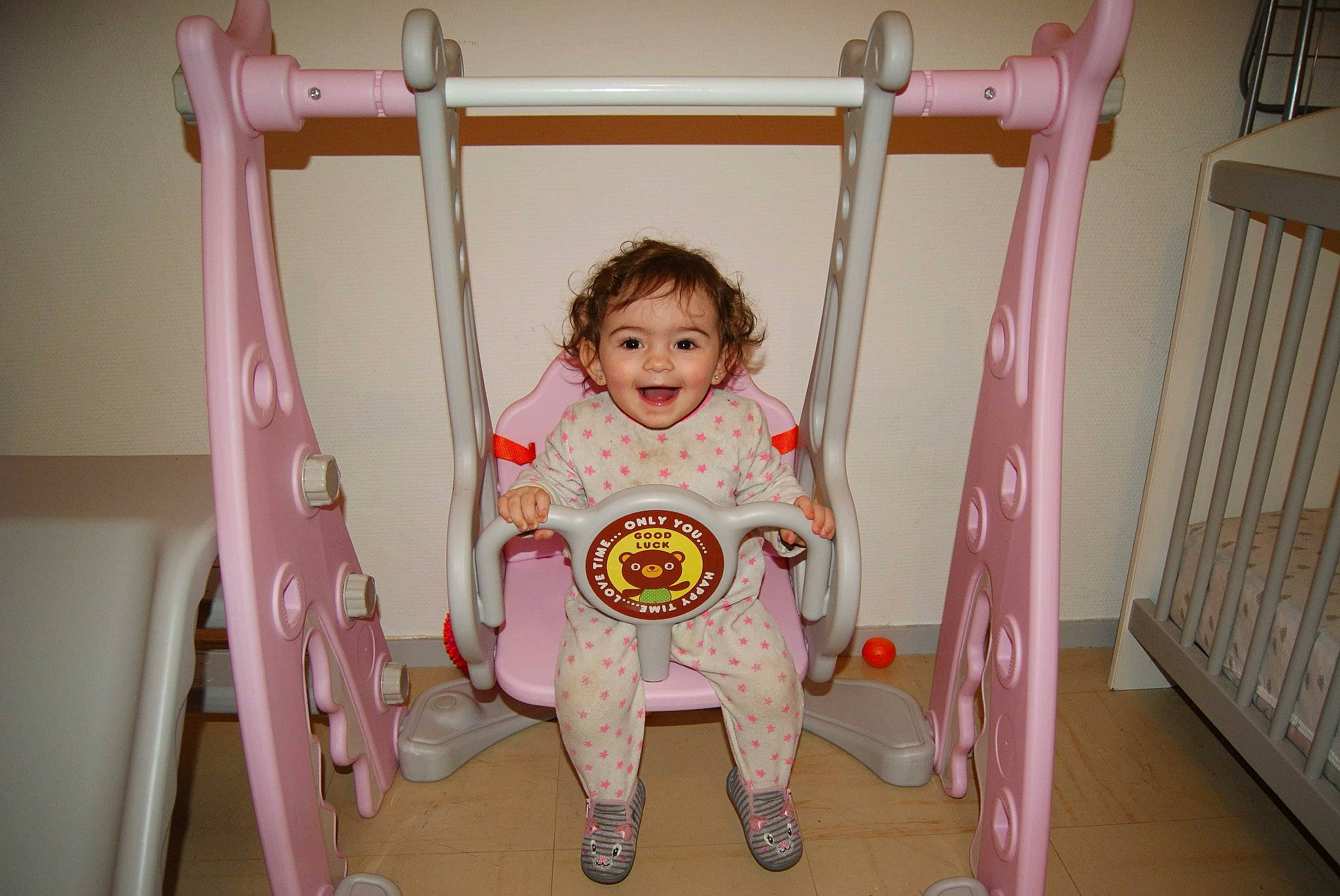 Khalissa participe au concours pour gagner de l'argent avec cette photo : arm, baby, baby_products, baby_safety, baby_toddler_clothing, chair, child, comfort, face, happy, joy, nursery, person, pink, room, sleeve, smile, standing, t_shirt, toddler