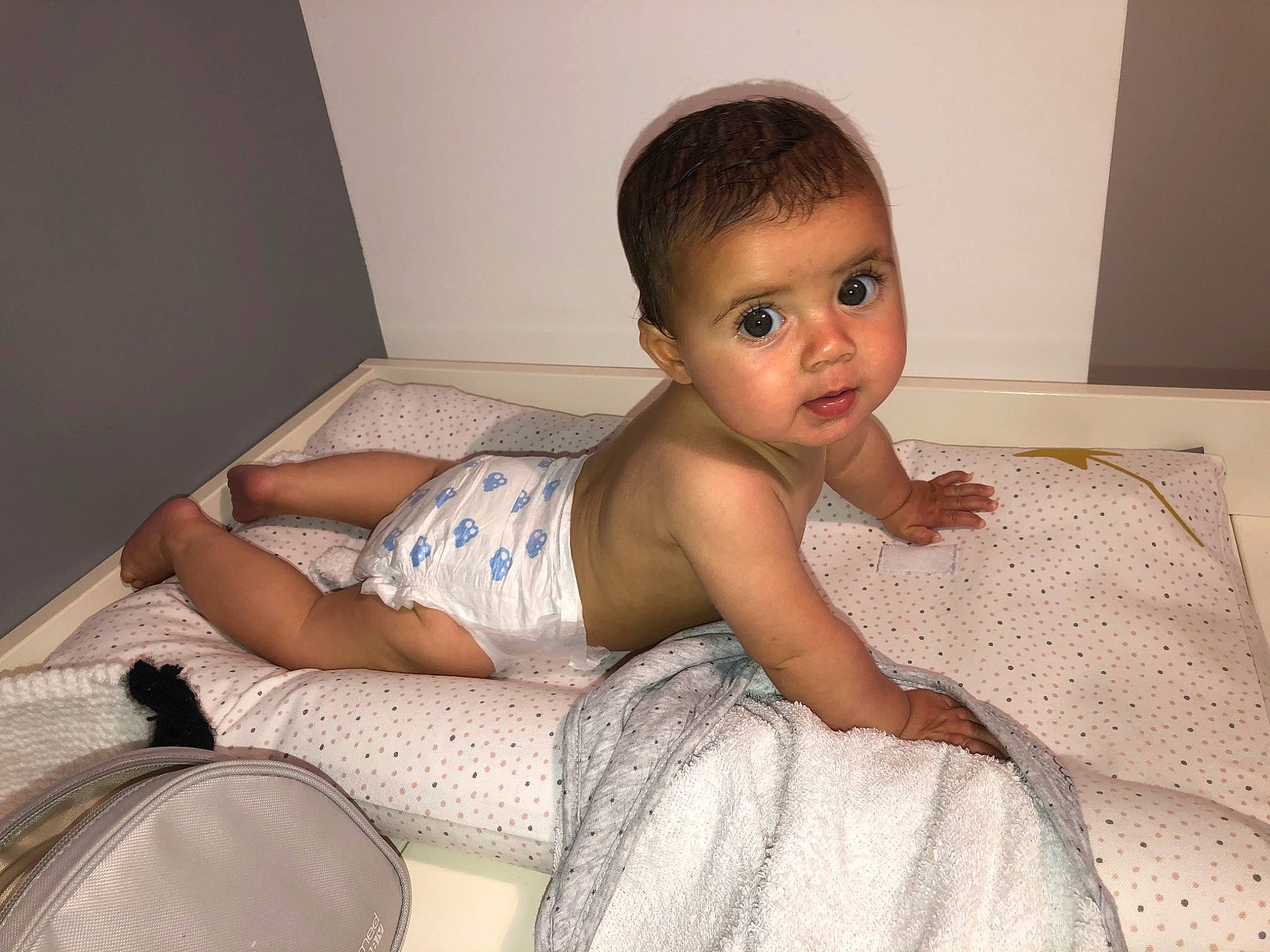 Elena a rejoint le concours — aidez-le/la à gagner de superbes lots ! arm, baby, beauty, black_hair, chest, child, eye, face, hand, head, leg, nose, person, sitting, skin, toddler