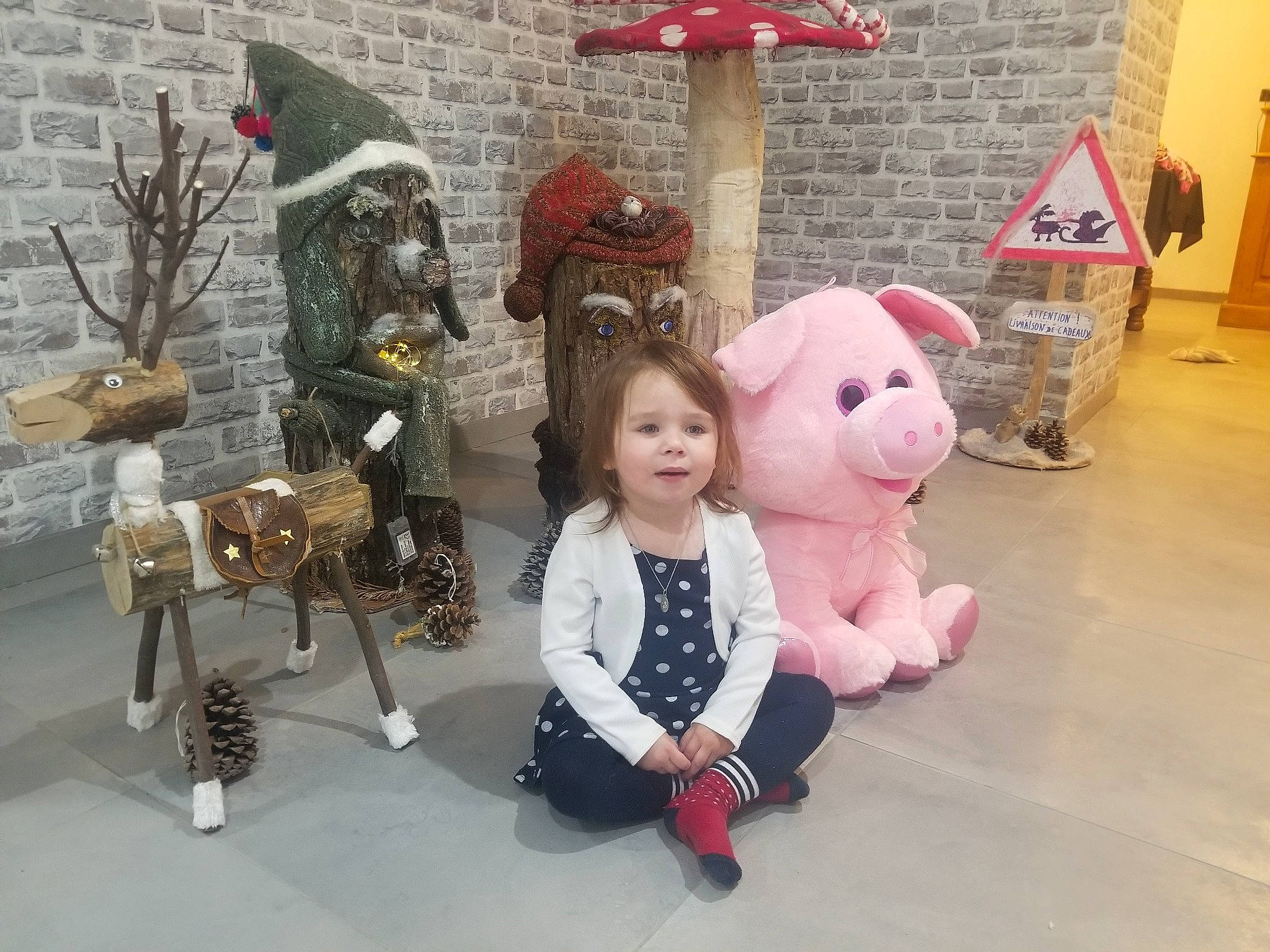 Mya participe au concours pour gagner de l'argent avec cette photo : art, christmas, costume, illustration, person, pink, plant, sculpture, tourist_attraction, toy, tree, vacation, winter, world