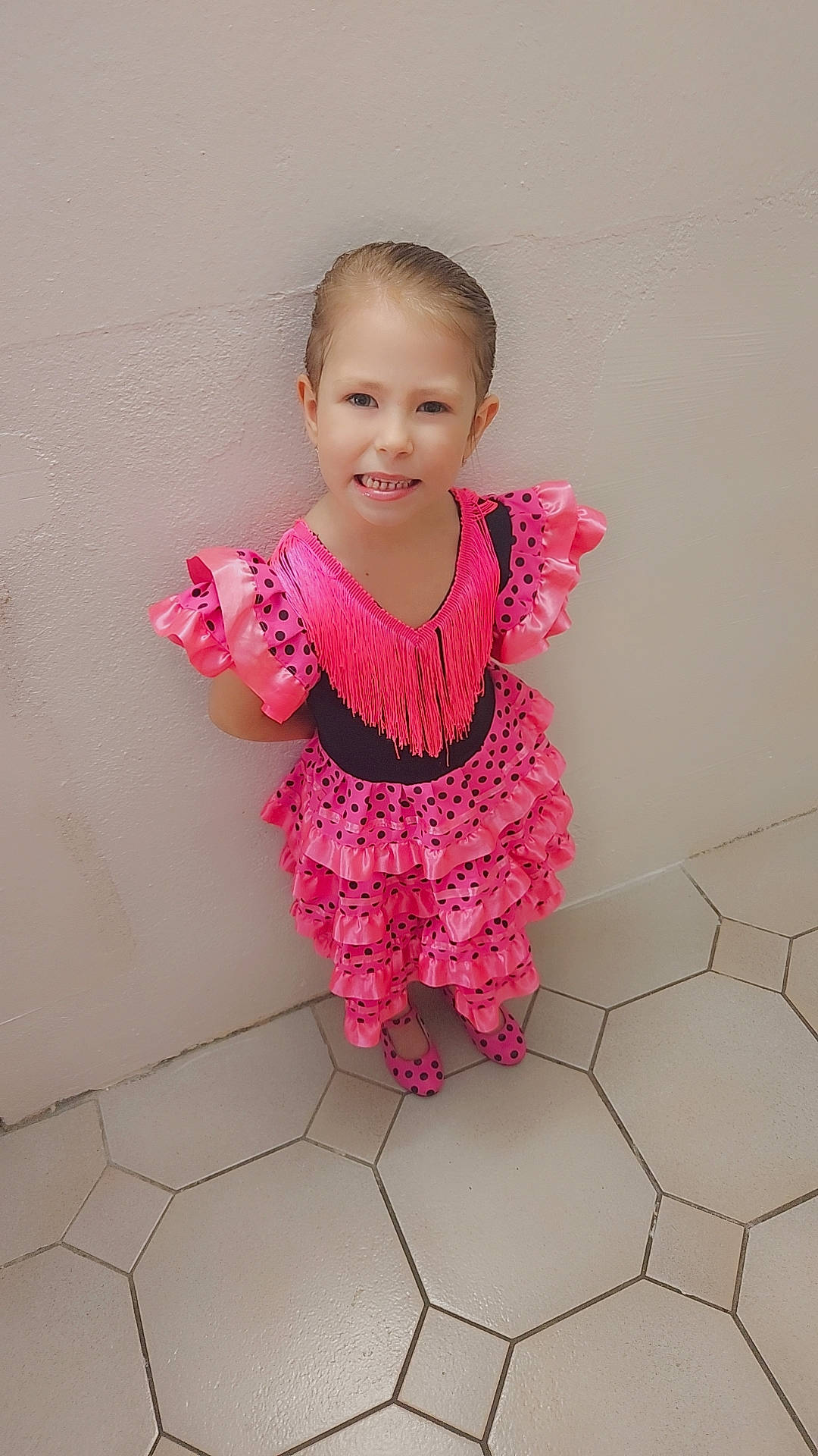 Elyne a rejoint le concours — aidez-le/la à gagner de superbes lots ! baby, baby_toddler_clothing, cheek, child, clothing, dress, embellishment, fashion_design, flooring, fun, happy, human_leg, joy, magenta, one_piece_garment, pattern, person, pink, sleeve, smile