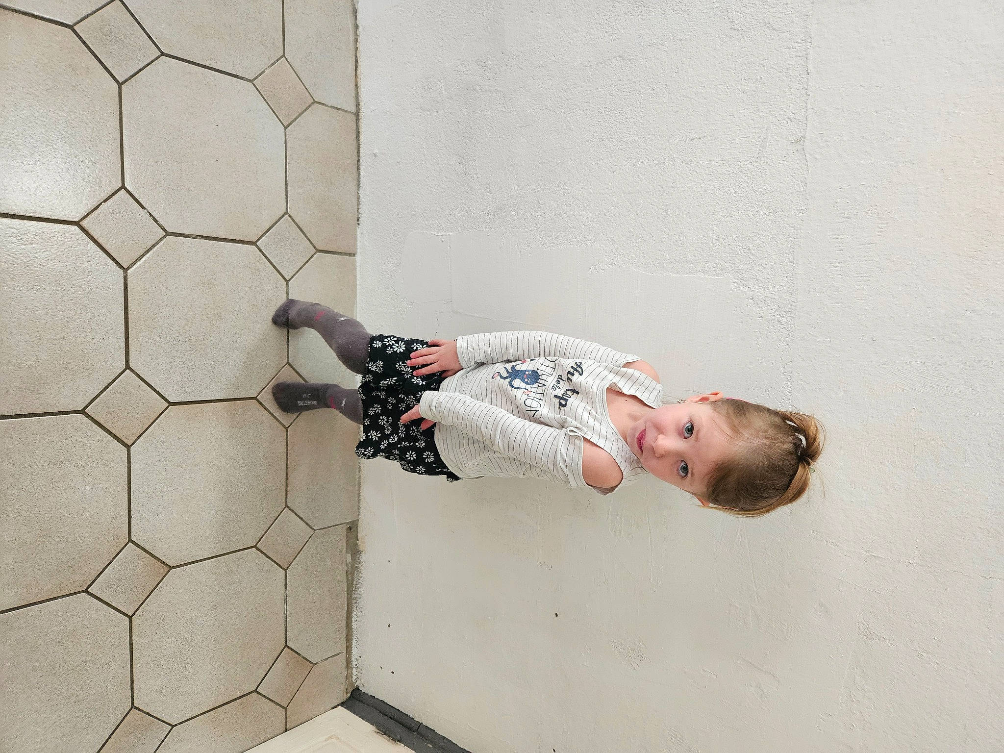 Elyne participe au concours pour gagner de l'argent avec cette photo : cement, concrete, elbow, flooring, human_leg, pattern, person, rectangle, room, shadow, sitting, sleeve, toddler, visual_arts, waist, wood