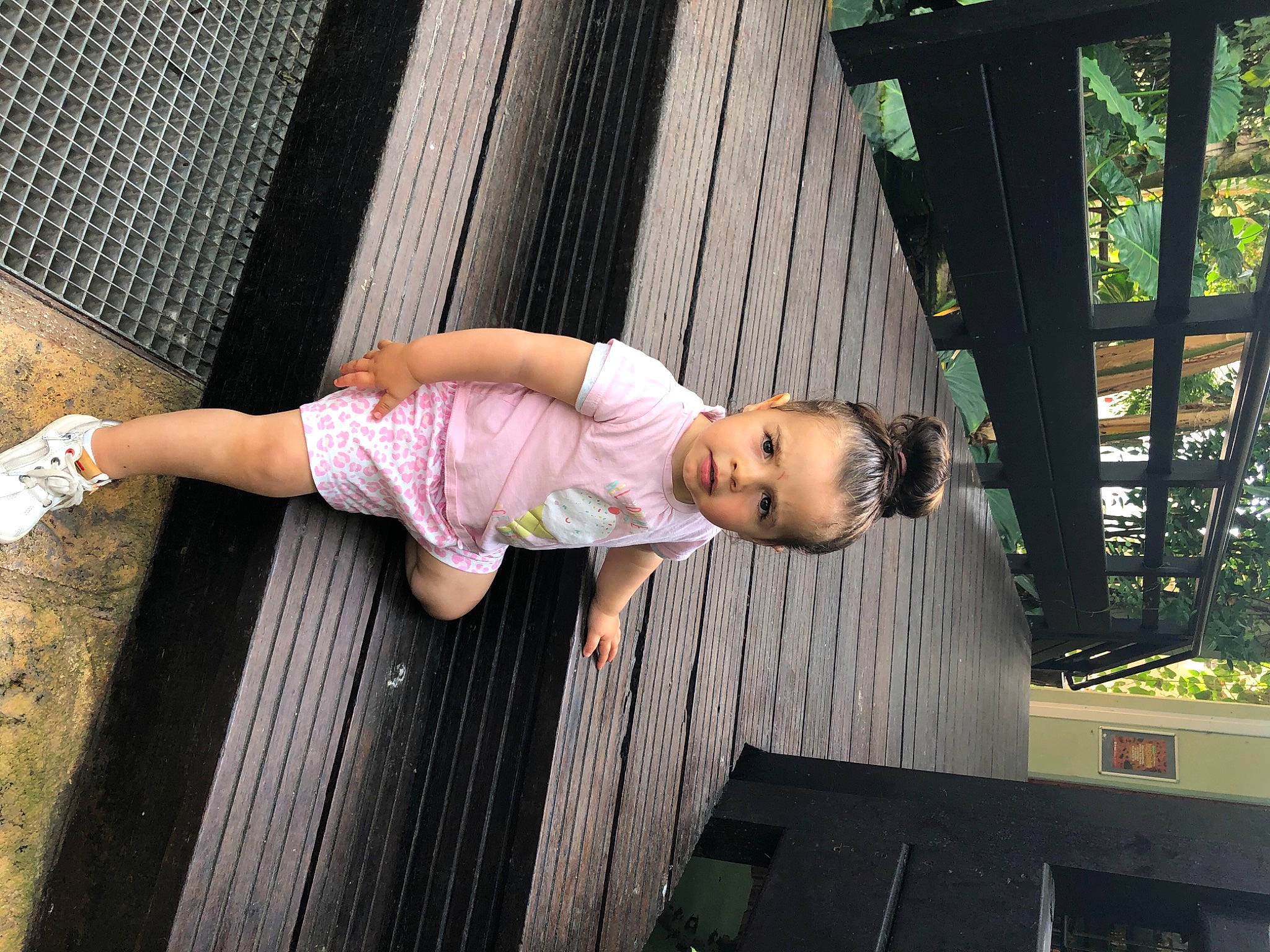 Tess a rejoint le concours — aidez-le/la à gagner de superbes lots ! baby, baby_toddler_clothing, child, flooring, foot, fun, grass, happy, human_leg, leisure, pattern, person, sandal, sitting, skin, t_shirt, thigh, toddler, tree, vacation