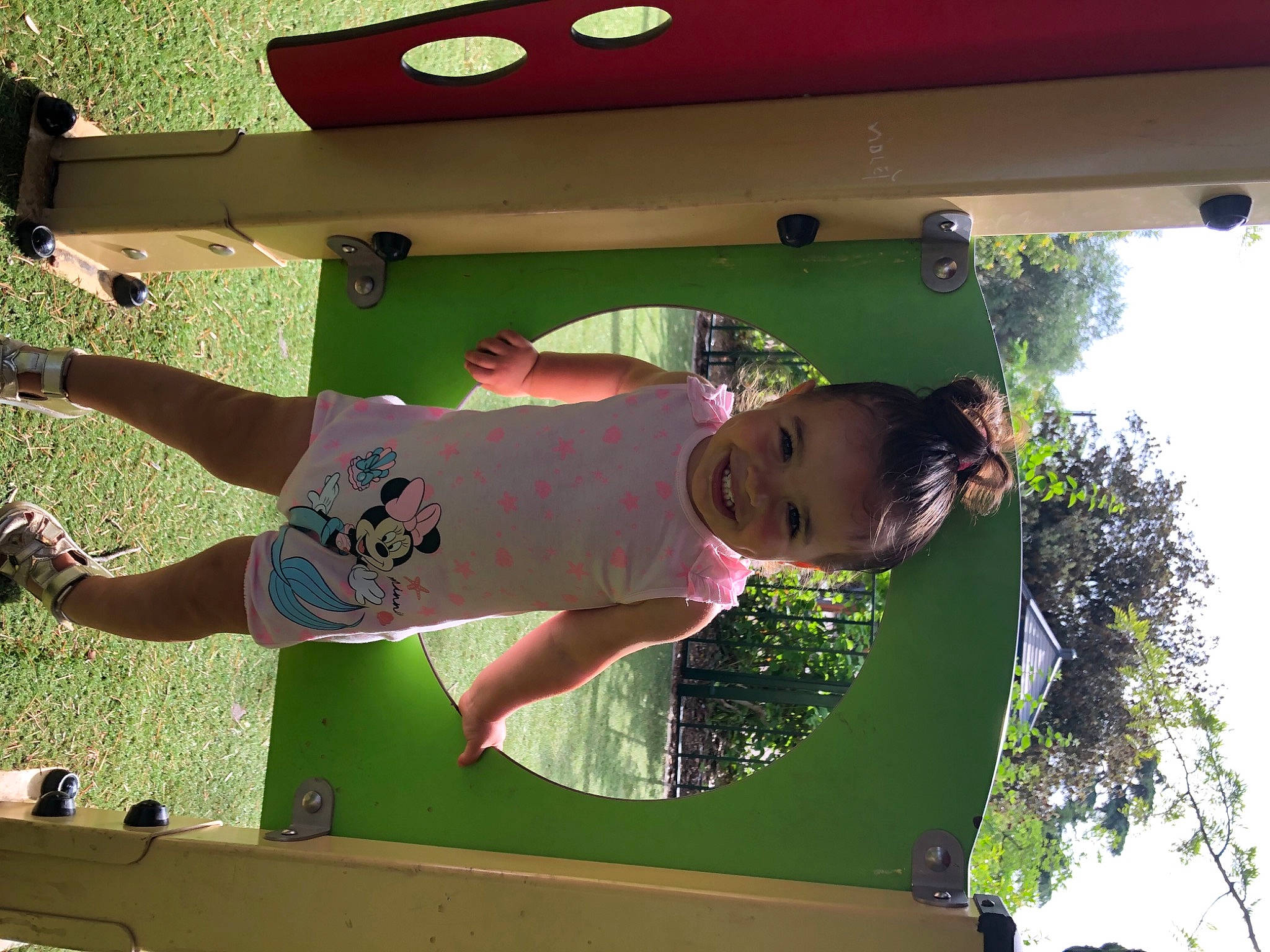 Tess participe au concours pour gagner de l'argent avec cette photo : child, fun, grass, happy, hat, joy, leisure, magenta, person, plant, play, recreation, shade, sky, t_shirt, thigh, tints_and_shades, toddler, tree, vacation