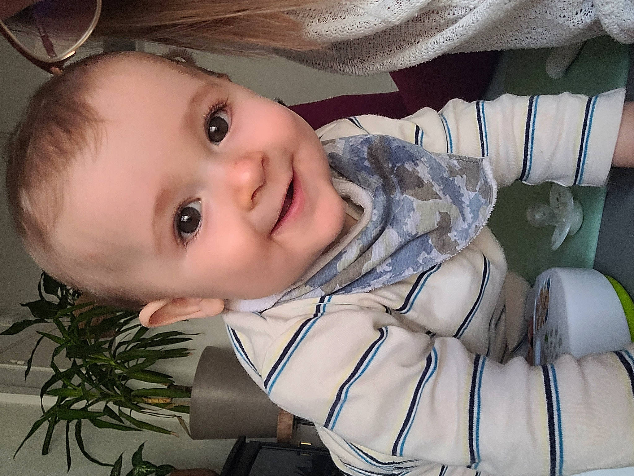 Liam participe au concours pour gagner de l'argent avec cette photo : cheek, chin, cool, eyebrow, eyelash, facial_expression, hairstyle, happy, houseplant, human_body, iris, joy, lip, mammal, mouth, nose, person, plant, skin, smile