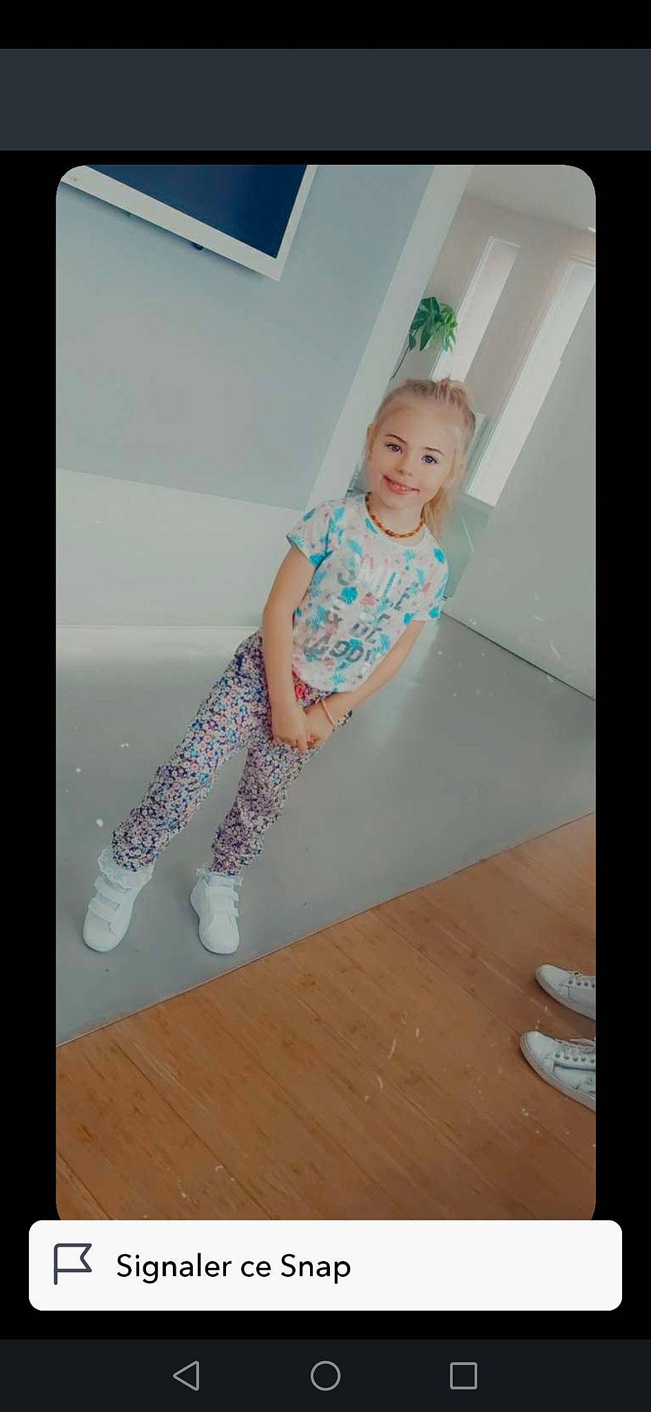 Savana participe au concours pour gagner de l'argent avec cette photo : child, floor, flooring, joy, leg, person, toddler