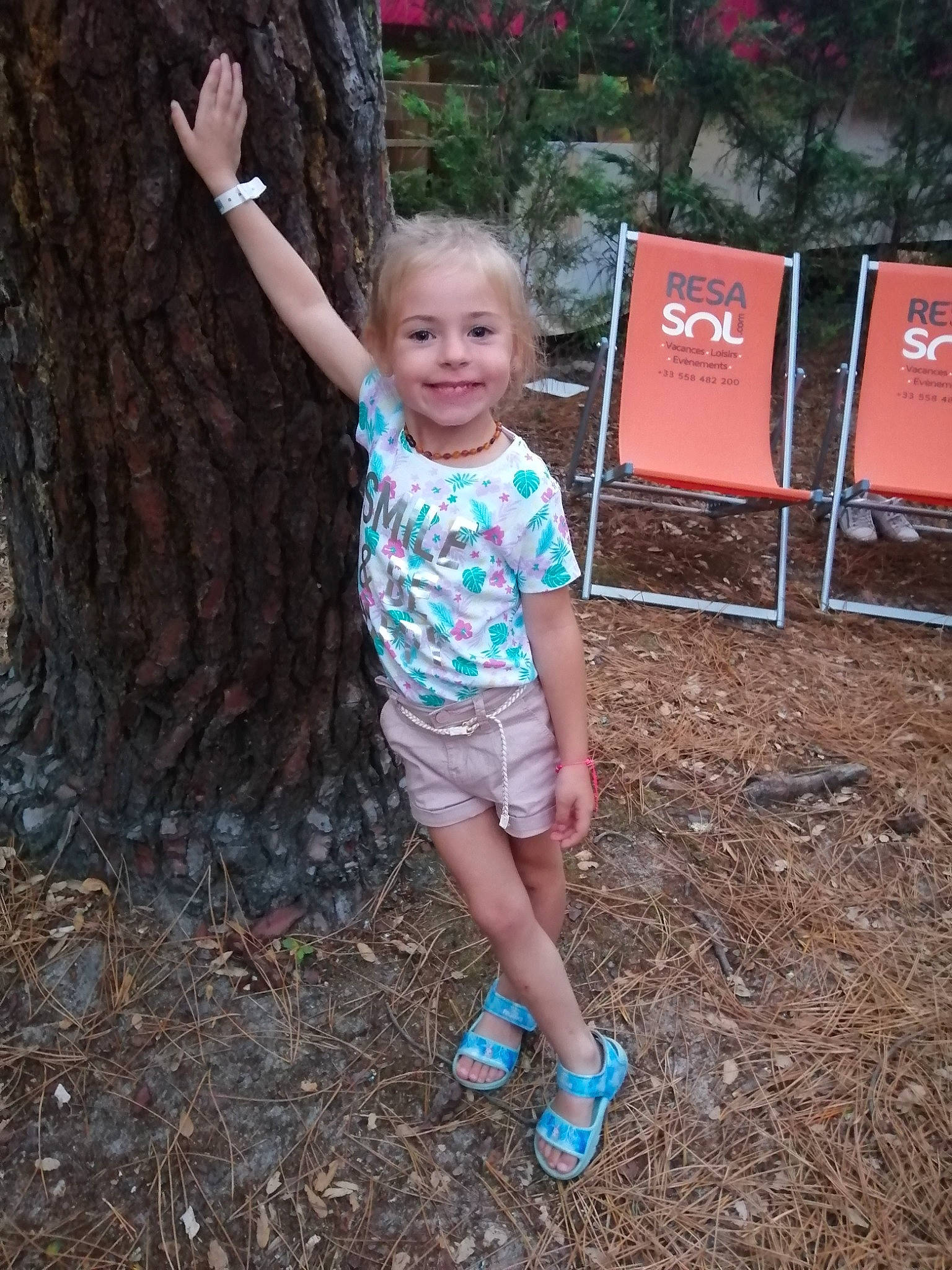 Savana a rejoint le concours — aidez-le/la à gagner de superbes lots ! child, fun, happy, joy, leg, person, plant, play, smile, soil, style, summer, toddler, tree, vacation