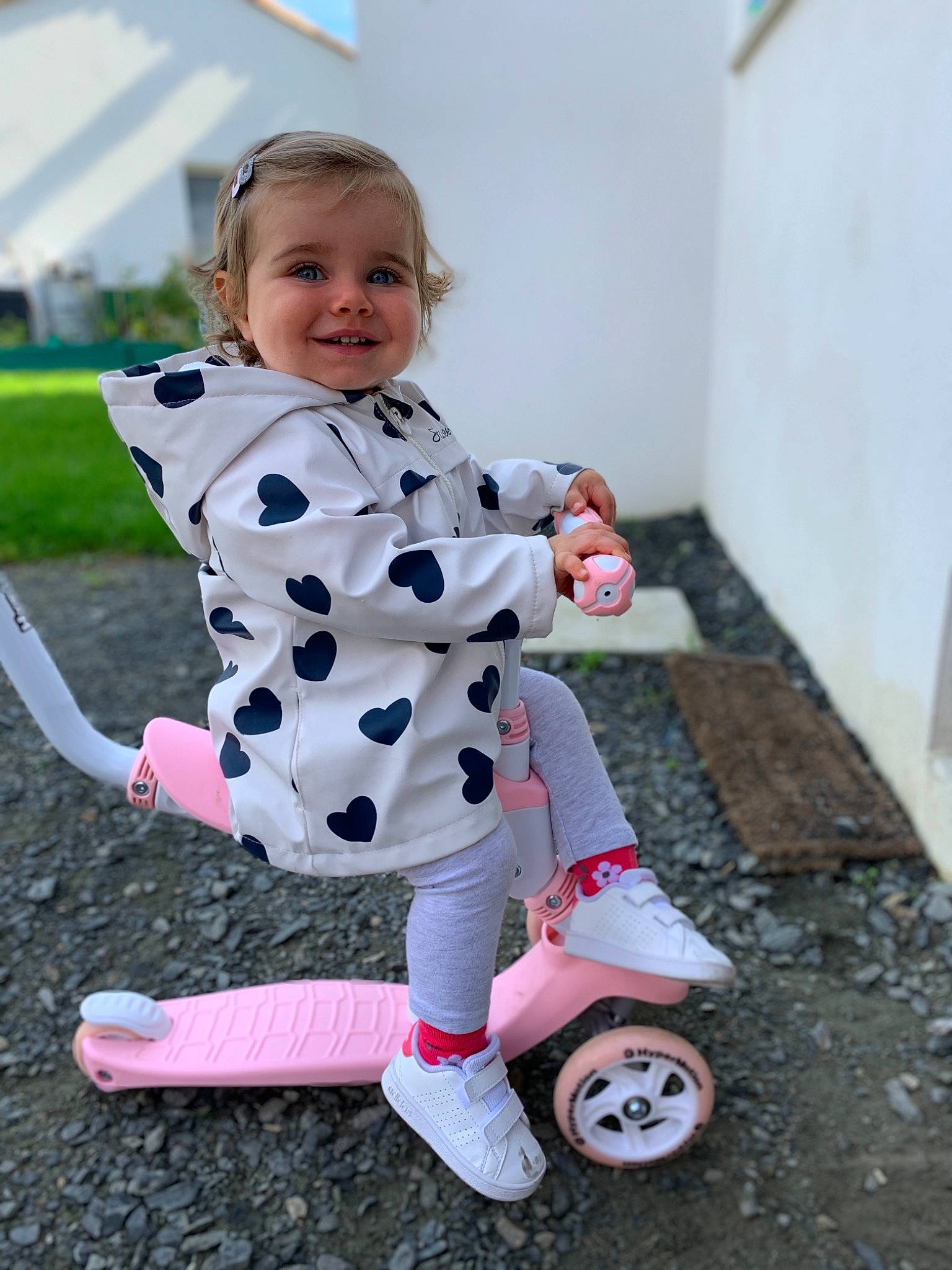 Yséa participe au concours pour gagner de l'argent avec cette photo : baby, baby_toddler_clothing, child, design, joy, pattern, person, pink, play, toddler