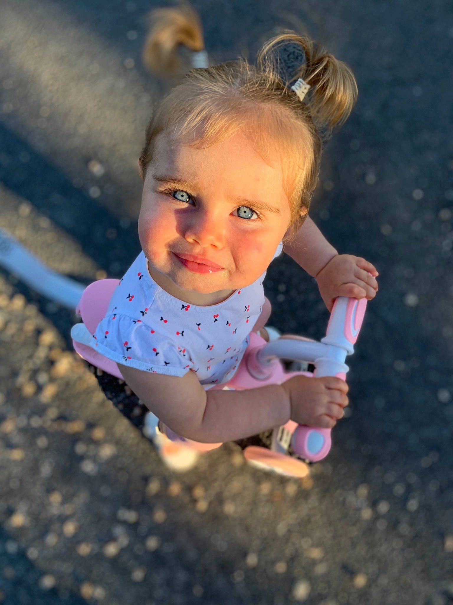 Yséa participe au concours pour gagner de l'argent avec cette photo : baby, blond, cheek, child, eye, face, finger, fun, hand, head, iris, joy, outdoor_play_equipment, people, person, photography, pink, play, skin, smile