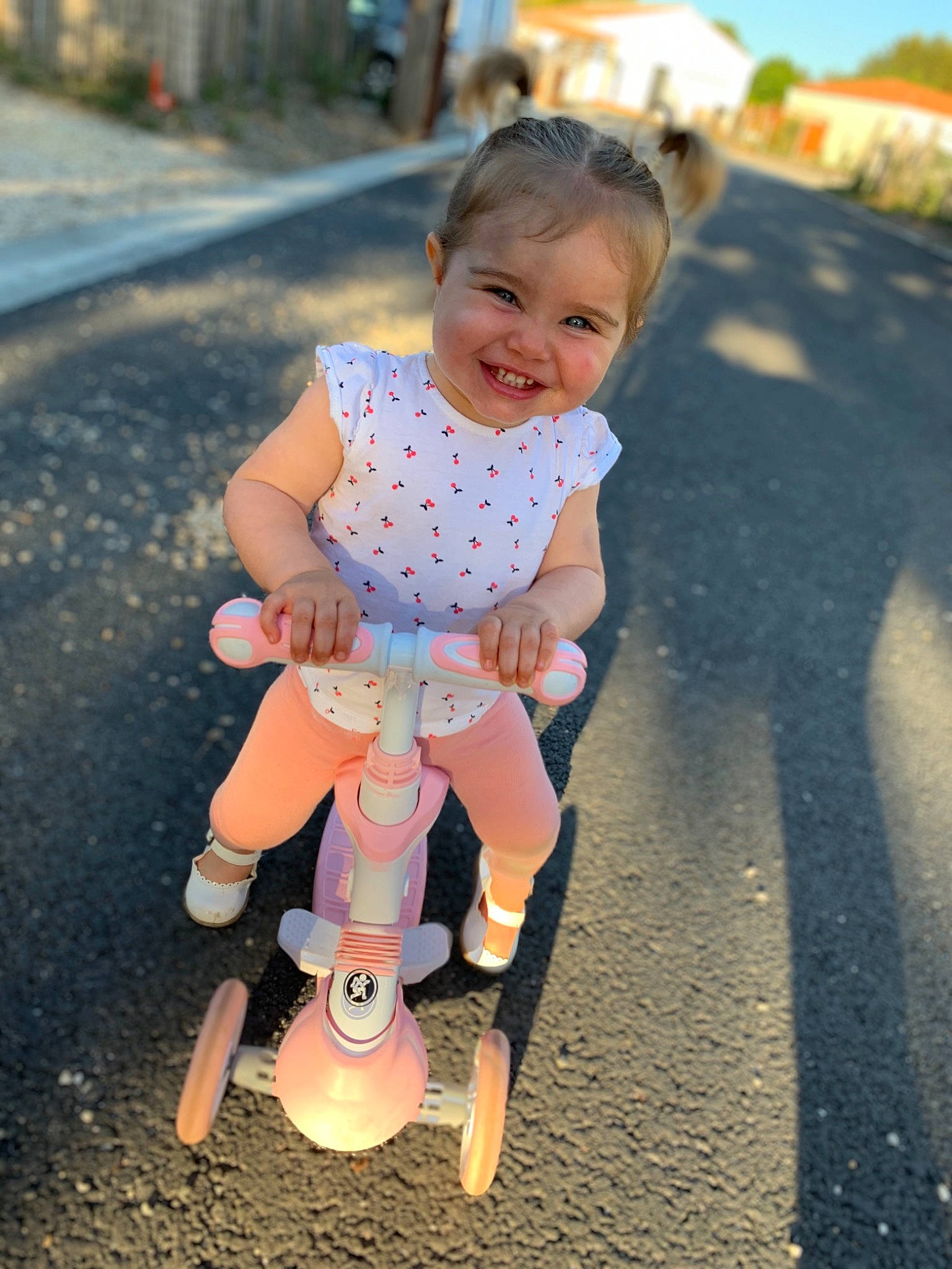 Yséa participe au concours pour gagner de l'argent avec cette photo : baby, beauty, child, footwear, fun, happy, joy, people, person, photography, pink, play, shoe, sitting, skin, smile, snapshot, summer, toddler, vacation