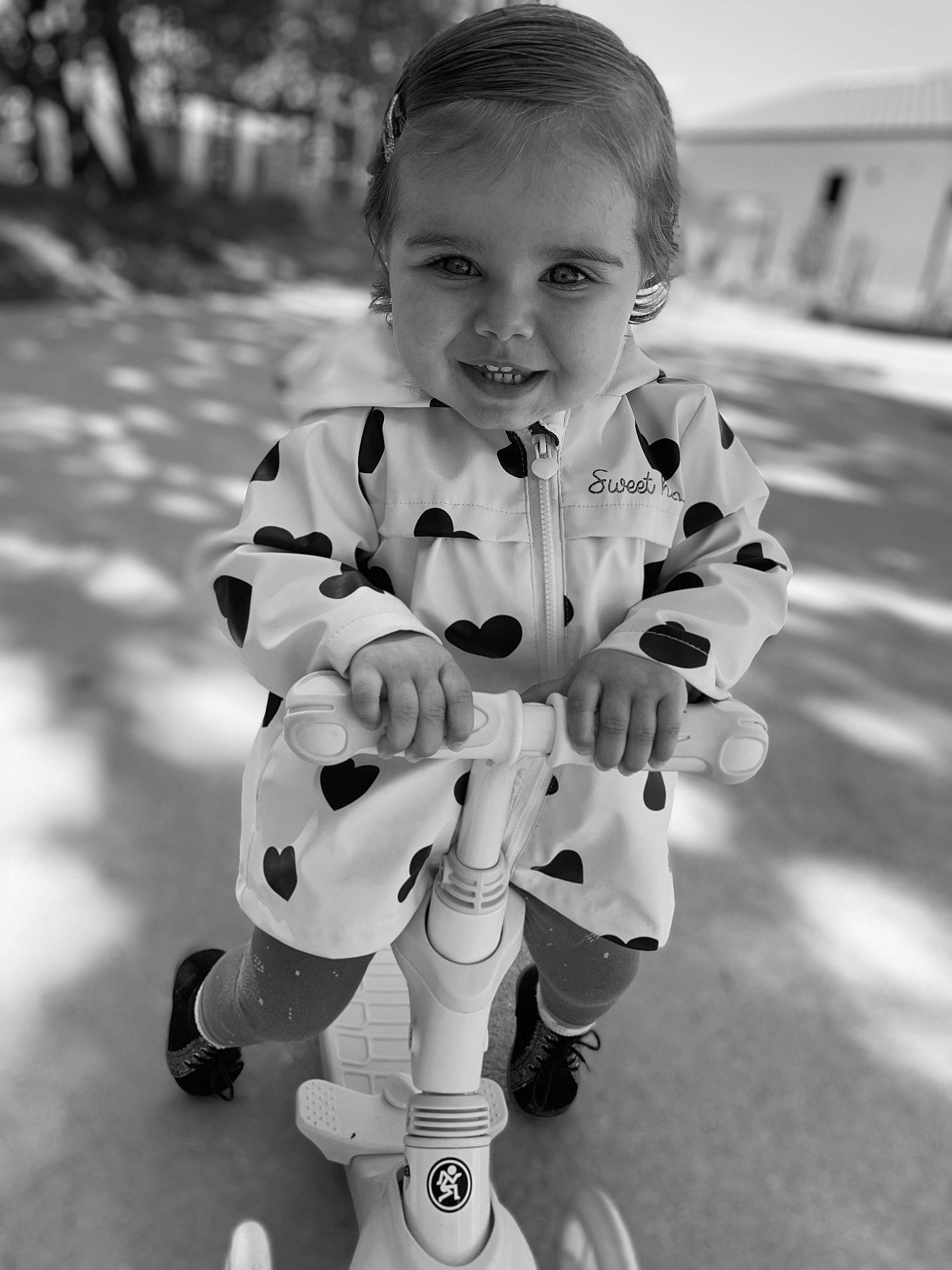Yséa a rejoint le concours — aidez-le/la à gagner de superbes lots ! baby, black, black_and_white, child, eye, flower, footwear, joy, monochrome, monochrome_photography, outerwear, pattern, person, photography, plant, play, smile, style, toddler, white