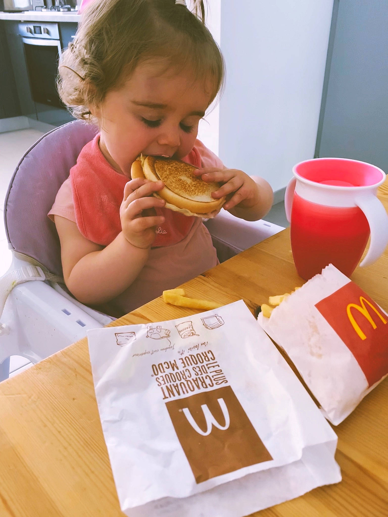 Yséa a rejoint le concours — aidez-le/la à gagner de superbes lots ! child, eating, fast_food, food, junk_food, kids_meal, meal, person, toddler