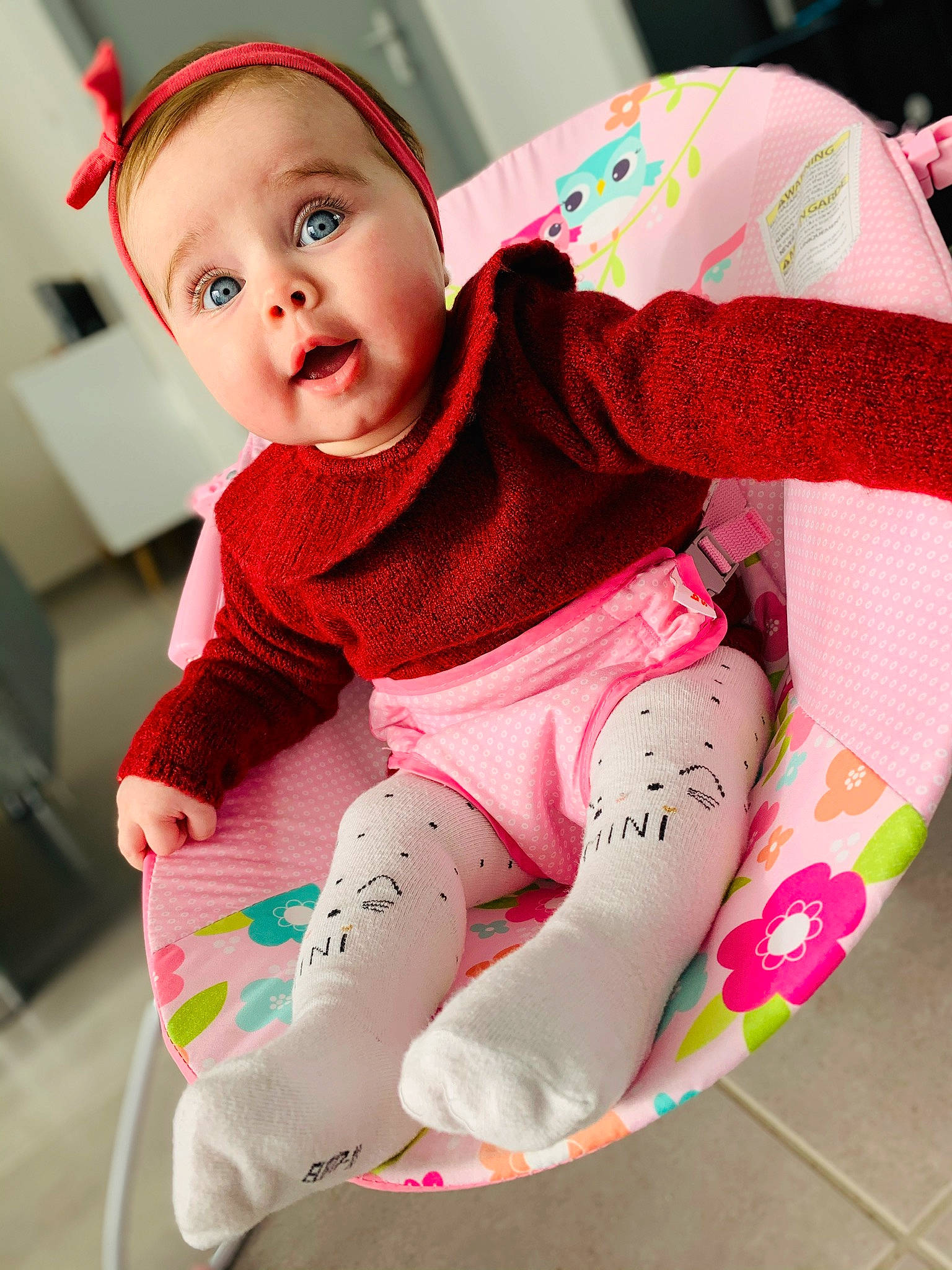 Yséa participe au concours pour gagner de l'argent avec cette photo : baby, baby_toddler_clothing, beauty, cheek, child, lip, outerwear, pattern, person, pink, red, skin, sleeve, surprise, textile, toddler