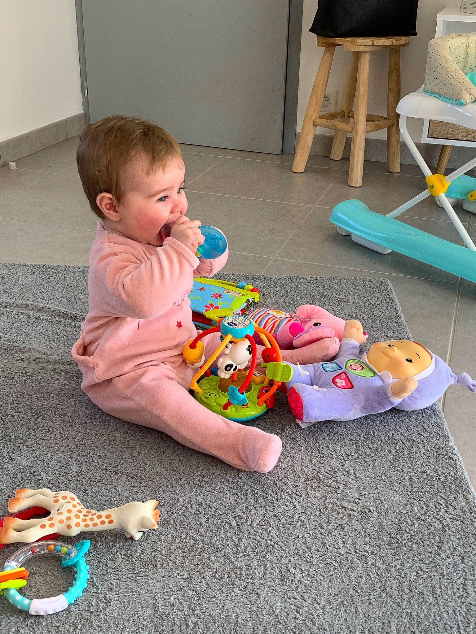 Yséa a rejoint le concours — aidez-le/la à gagner de superbes lots ! baby, baby_playing_with_toys, baby_toys, child, floor, flooring, person, play, sitting, toddler, toy
