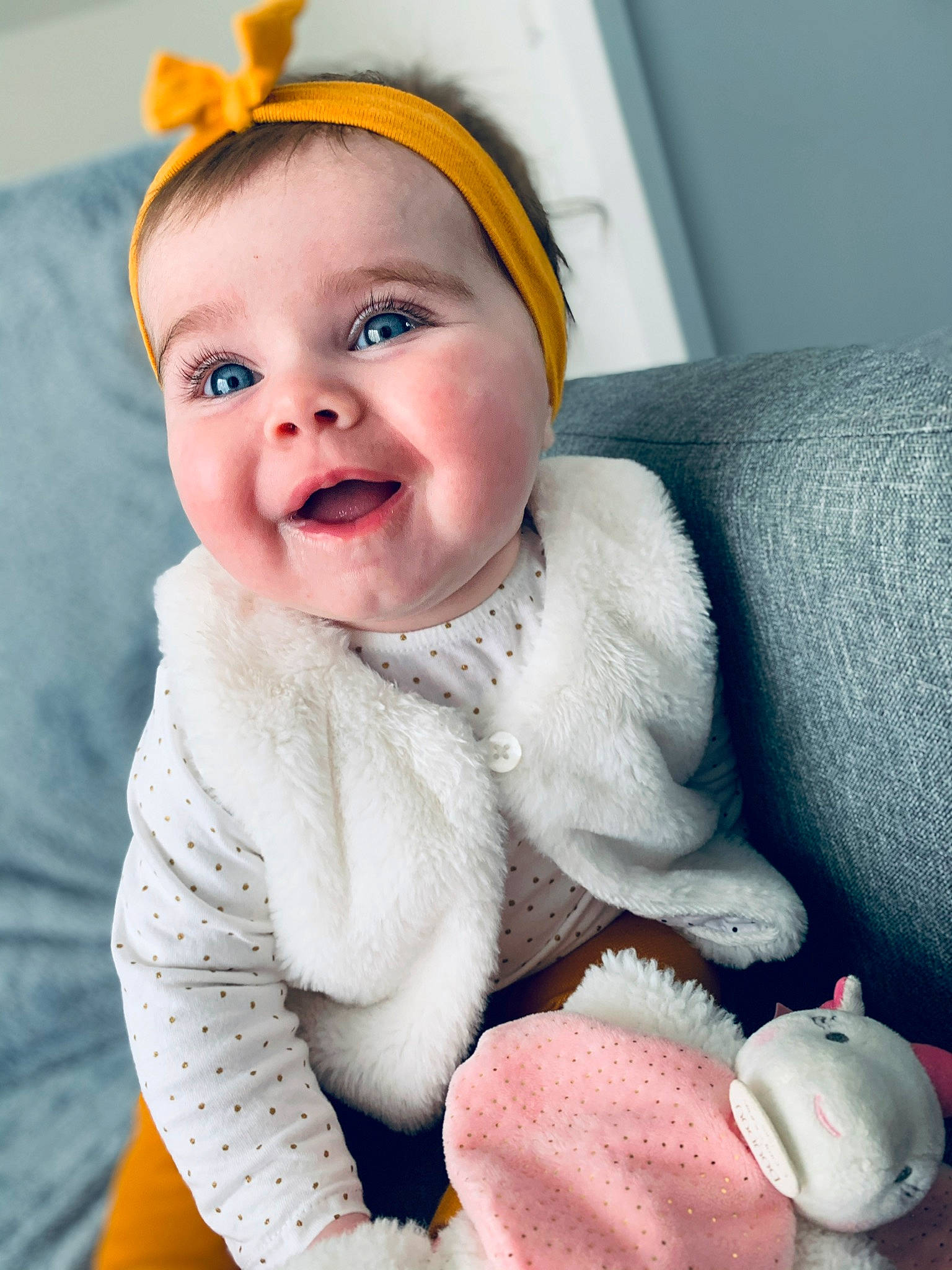 Yséa a rejoint le concours — aidez-le/la à gagner de superbes lots ! baby, baby_laughing, cheek, child, ear, facial_expression, fashion_accessory, happy, head, headgear, joy, person, pink, skin, smile, toddler, yellow