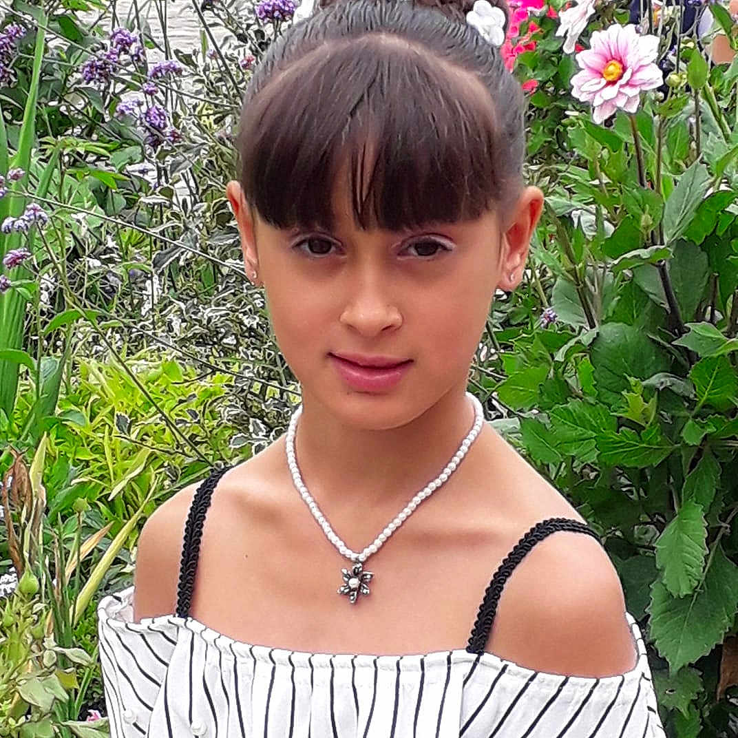 Louna a rejoint le concours — aidez-le/la à gagner de superbes lots ! bangs, black_hair, brown_hair, flower, girl, hair, hair_coloring, hairstyle, head, human_hair_color, long_hair, person, plant, shoulder, trunk