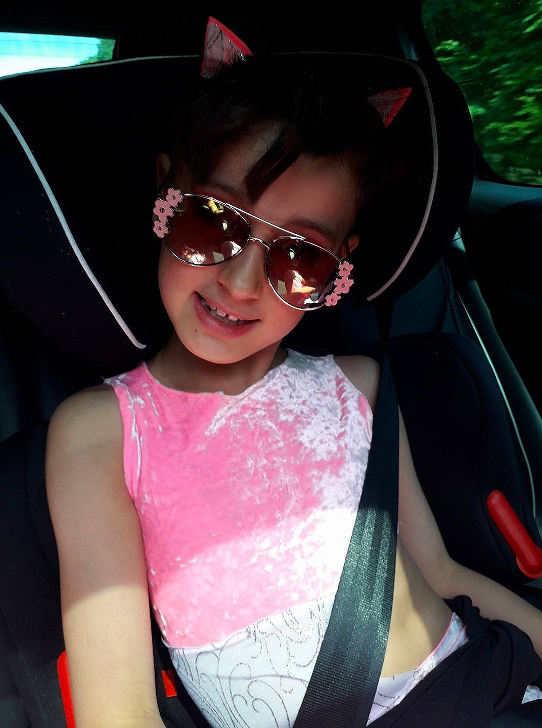 Louna a rejoint le concours — aidez-le/la à gagner de superbes lots ! black_hair, brown_hair, cool, eyewear, fashion, fashion_accessory, fun, girl, glasses, headgear, joy, person, pink, product, shoulder, smile, sunglasses, textile, vision_care