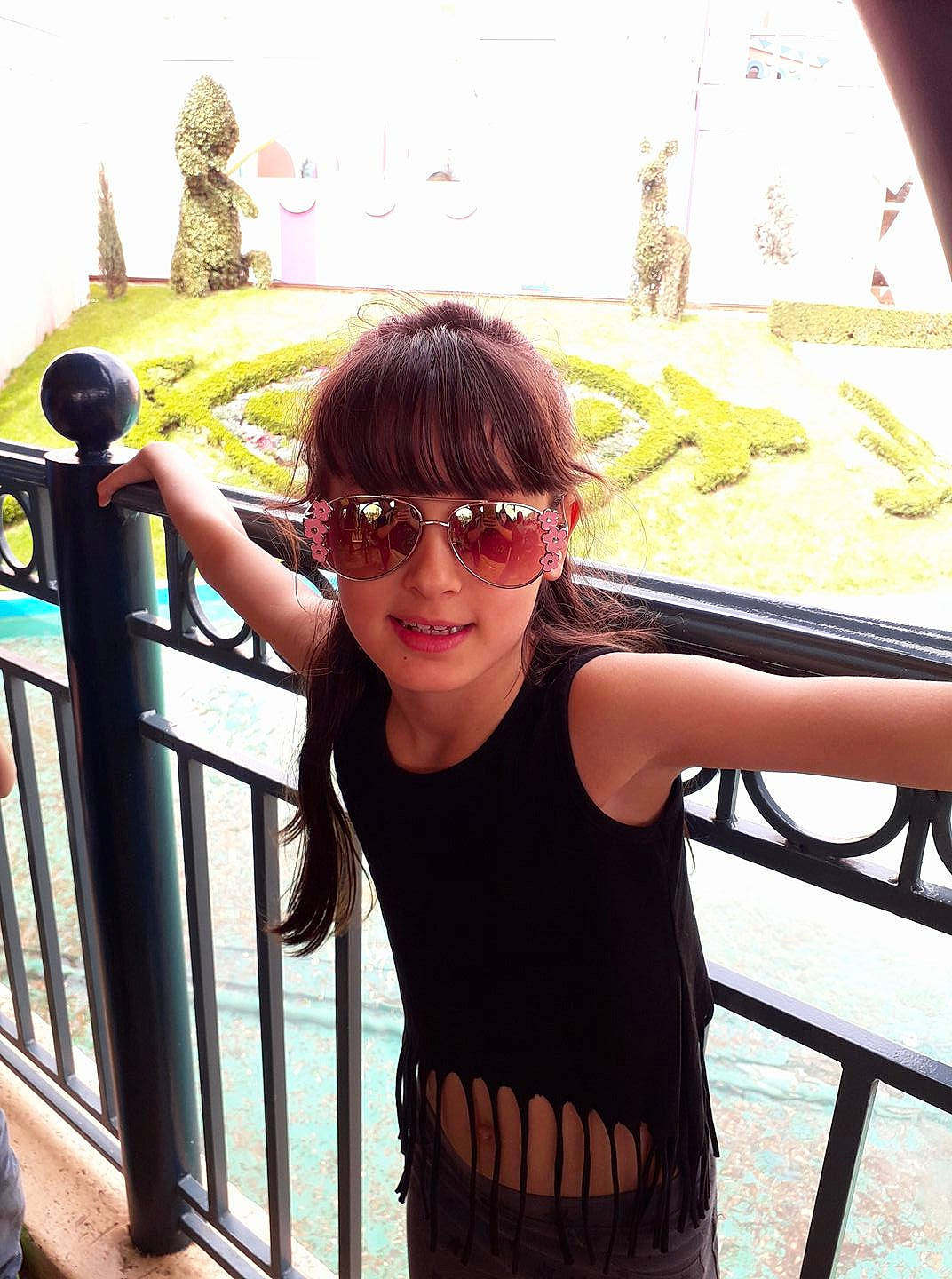 Louna participe au concours pour gagner de l'argent avec cette photo : cool, eyewear, fun, girl, glasses, hairstyle, happiness, joy, person, product, shoulder, smile, sunglasses, vacation, vision_care