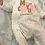 Louane participe au concours pour gagner de l'argent avec cette photo : baby, infant, onesie, pacifier, blanket, towel, sleepwear, polka_dots, lying_down, newborn, soft_texture, child, cute, face, head, hand, footed_pajamas, comfort, resting, indoors