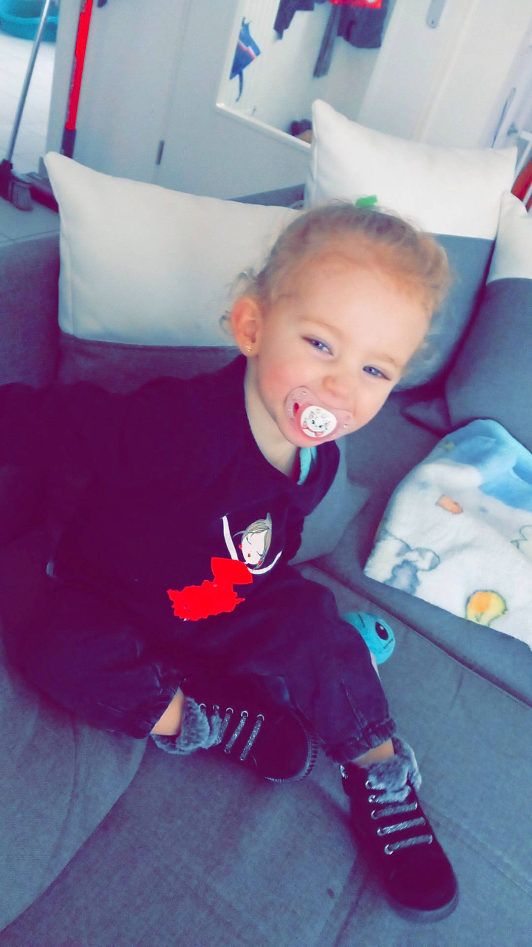 Kenza a rejoint le concours — aidez-le/la à gagner de superbes lots ! auto_part, baby, baby_toddler_clothing, car_seat, carmine, child, comfort, family_car, flooring, fun, happy, lap, luxury_vehicle, mammal, person, room, sitting, smile, toddler, travel